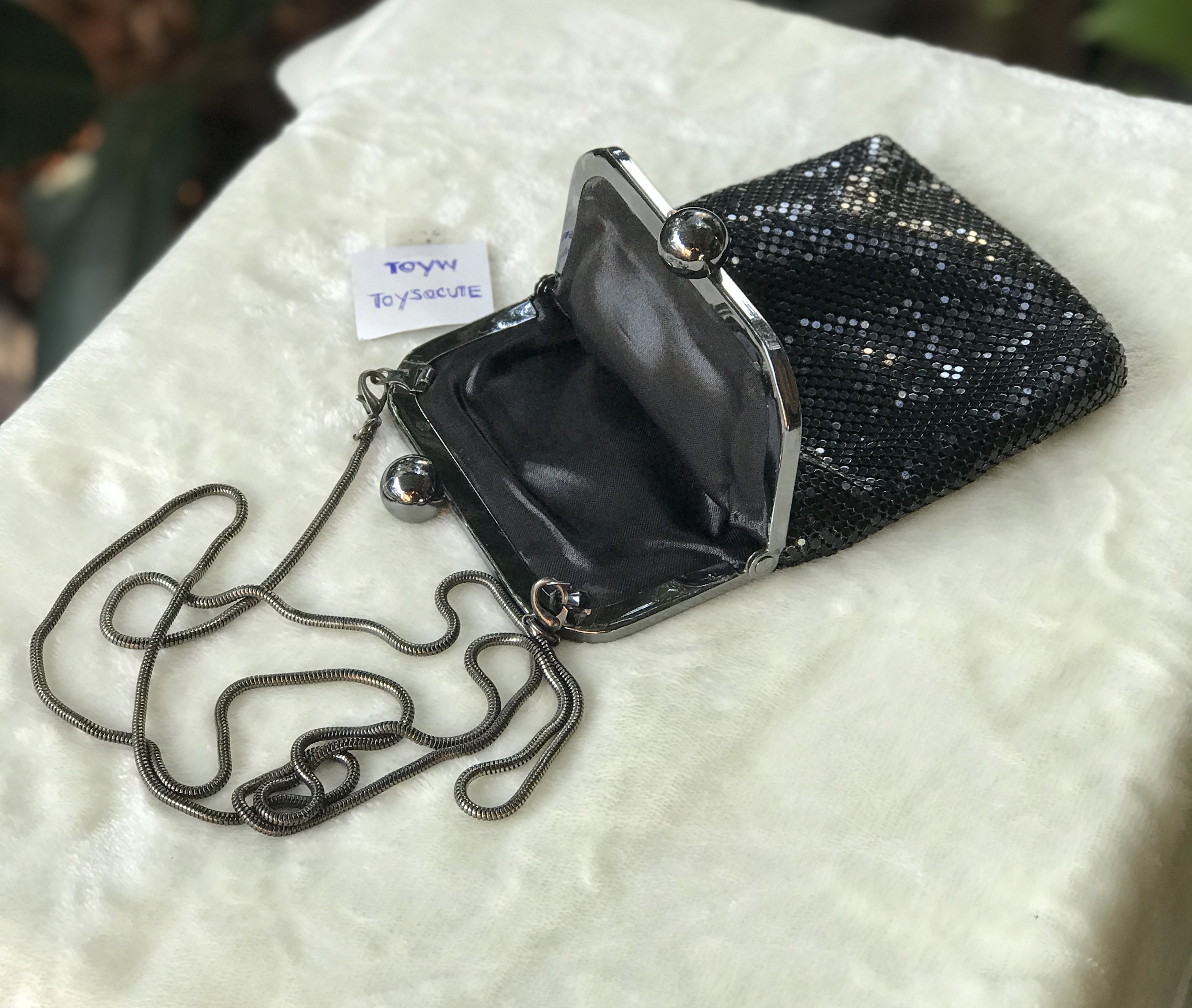 มือสอง กระเป๋าสะพายข้าง เลื่อมสีดำวิ้งๆเล่นแสง ขนาดกะทัดรัด ใส่โทรศัพท์มือถือ หรืออื่นๆ ขนาดกว้าง 5 นิ้ว ยาว(ไม่รวมสาย) 7.2 นิ้ว