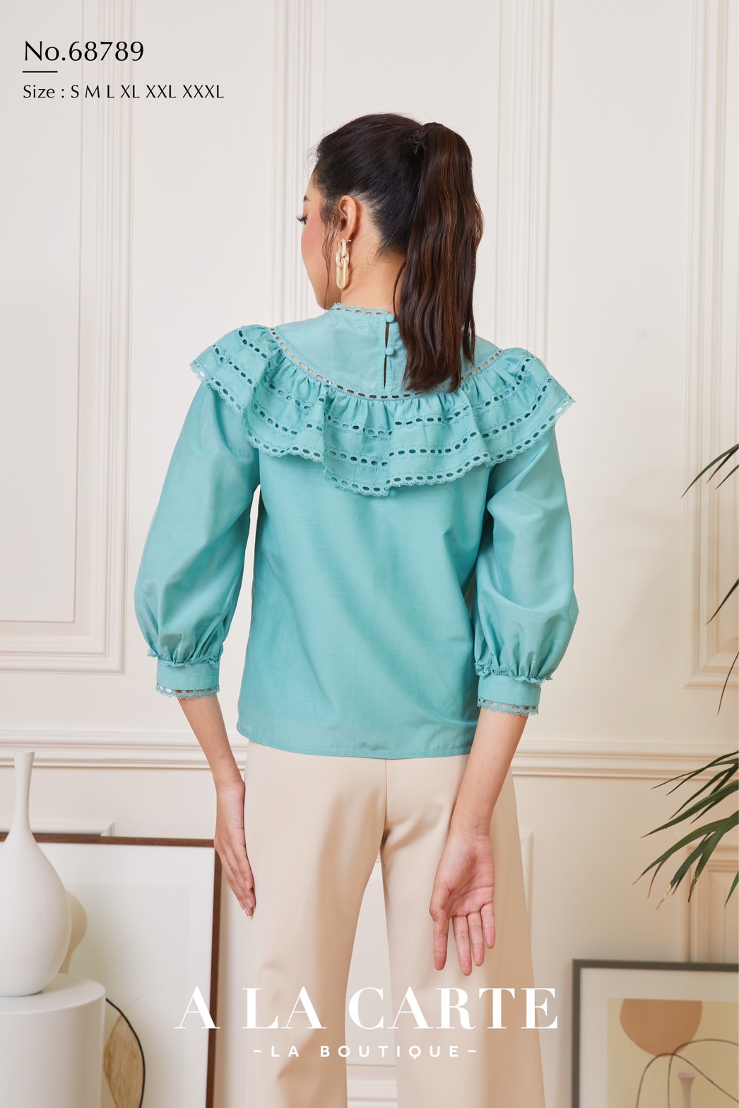 68789 เสื้อ A LA CARTE ผ้าคอตตอนกึ่งซิลด์แขน 3 ส่วน เนื้อสวยใส่สบาย ตัดต่อวีช่วงอกแทรกด้วยทริมลูกไม้ ระบายเป็นวอลลุ่ม ขอบแขนแทรกทริมลูกไม้ สีครีม XL-2XL สีเขียว S , XL,2XL