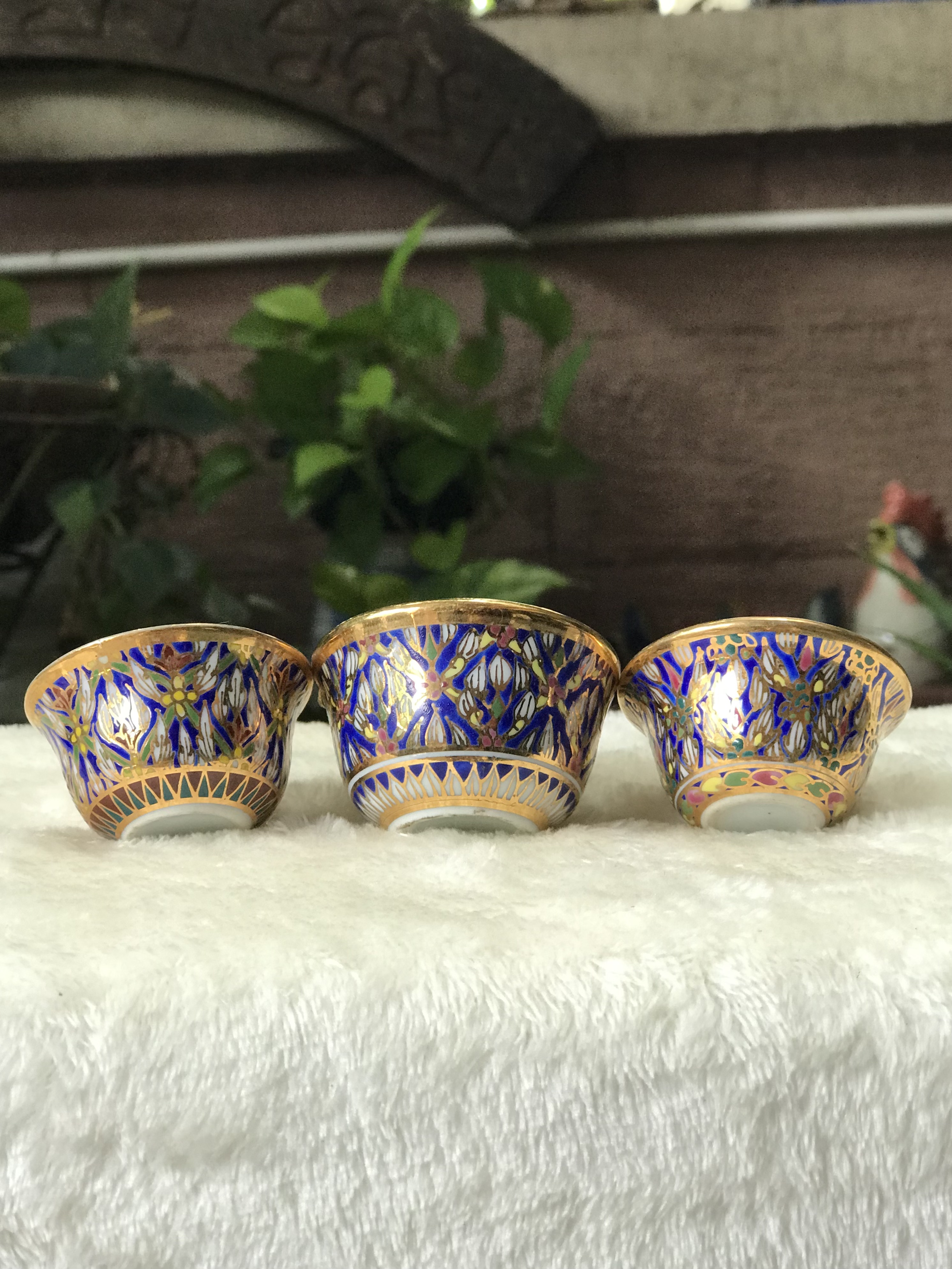 ชุด 3 ชิ้นคละลายคละขนาด เก่าเก็บ Hand Painted Benjarong จอกน้ำชาเบญจรงค์ ลายไทยน้ำทอง