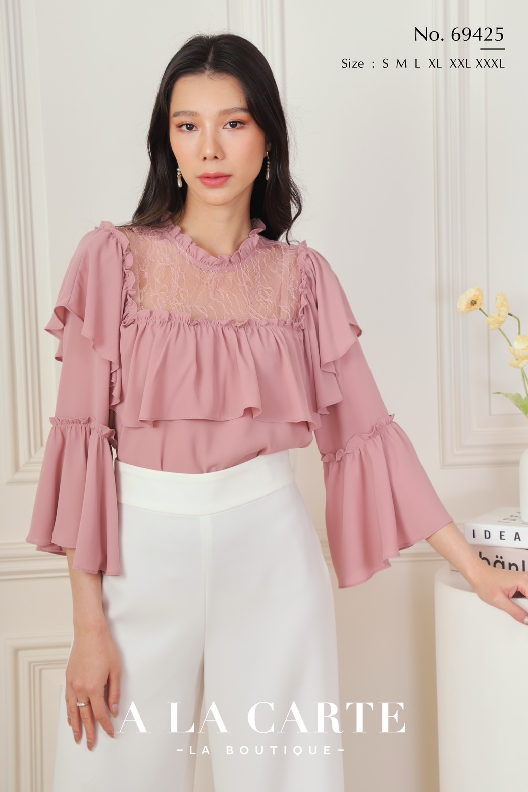 69425 เสื้อ A La Carte ชีฟองสีพื้นแขน 3 ส่วน ผ้าเนื้อเนียนนุ่ม ทิ้งตัว เย็นสบาย แต่งลูกไม้เนื้อนุ่มโปร่งช่วงอก แต่งระบาย และปลายแขน สีขาว S-L,2XL,3XL สีกรม S,L,3XL สีชมพู S,M