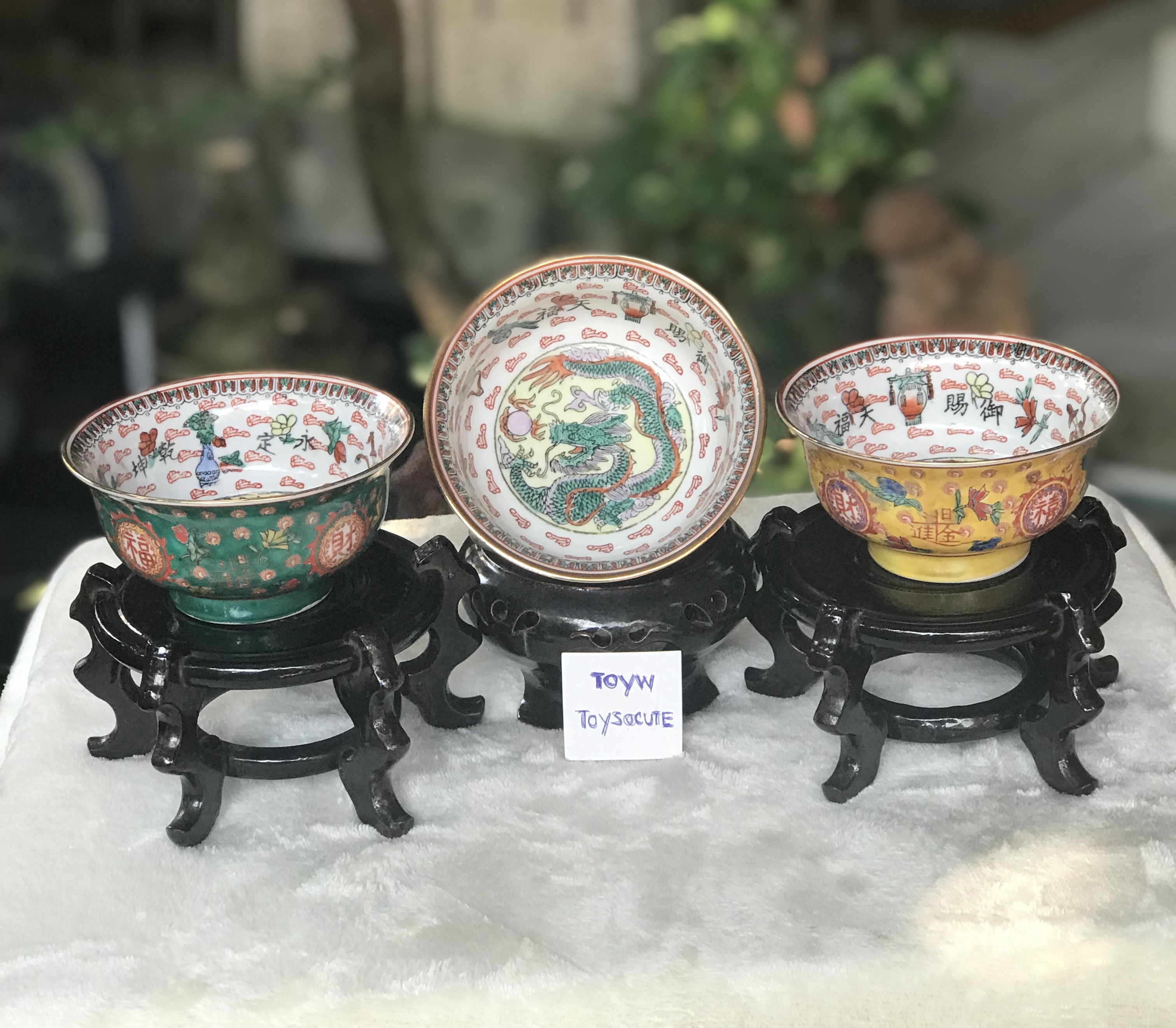 Antique Chinese Bowls ชุด 3 สี 3 ใบ ถ้วยกระเบื้องกังใส ขอบน้ำทอง เขียนสีด้านนอกและด้านในลายมังกร ขนาดปากกว้าง 4 นิ้ว สูง 2.5 นิ้ว