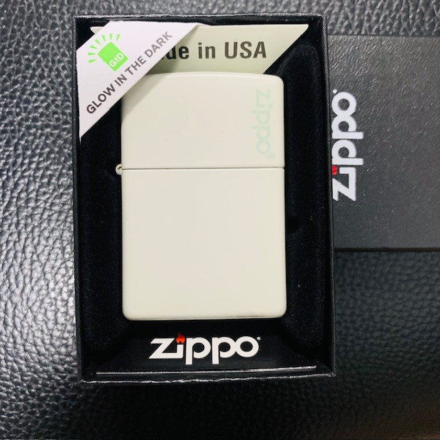 Zippo49193zl Glow in the dark zippo logo ของแท้นำเข้าจากอเมริกา บรรจุในกล่องอย่างดี สินค้าใหม่ยังไม่มีการเติมน้ำมันใดใด เพื่อความปลอดภัยในการขนส่ง