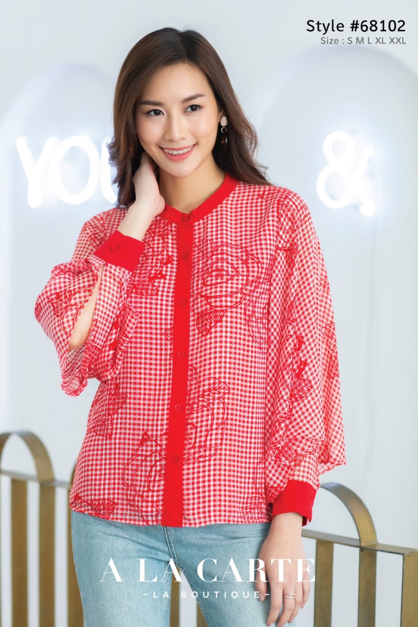A LA CARTE เสื้อชีฟองพื้นลายสก็อตและพิมพ์ลายทับด้วยดอกกุหลาบค่ะ มีซับบางด้านในทำให้เสื้อทิ้งตัว ความเก๋อยู่ที่ดีไซน์แขนค่ะ ตัวนี้แบบและลายเข้ากันมากๆ สามารถใส่ได้ทั้งแบบปล่อยและสอดทับใน จะใส่ไปเที่ยวหรือใส่ไปทำงานก็เหมาะค่ะ สีแดง XL 42