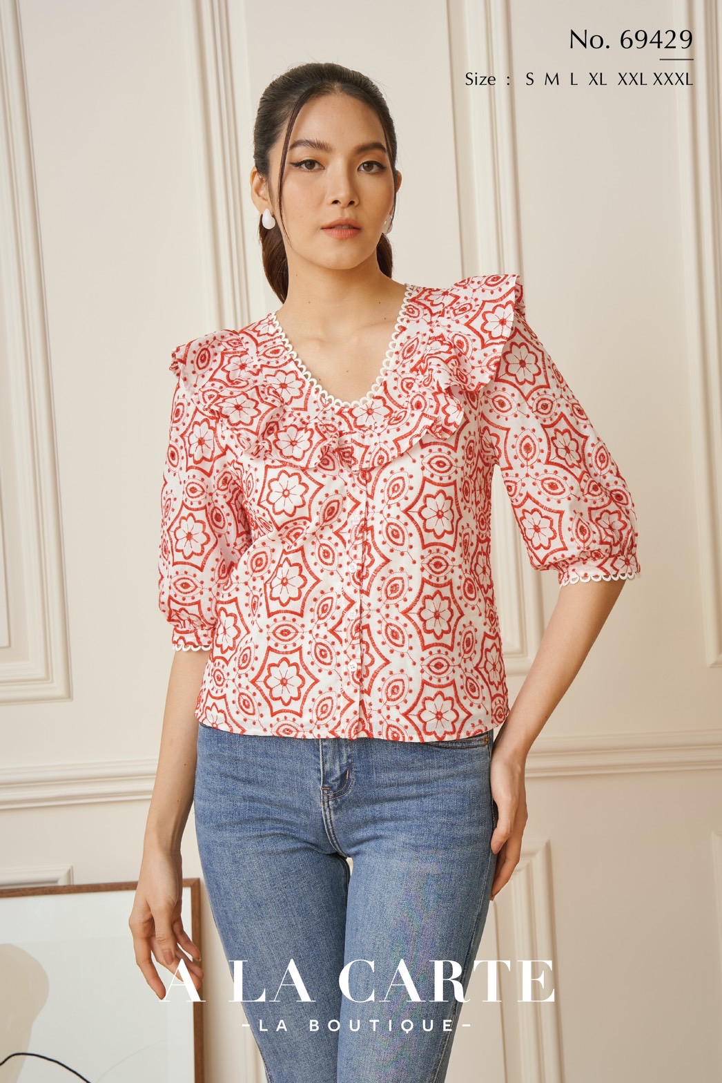 69429 เสื้อคอตตอนงานปัก two-tone ลงบนผ้าคอตตอนเนื้อนึ่มสีขาว มีซับใน คอทรงรังผึ้งยูกึ่งวี แต่งระบายอ้อมยาวไปถึงด้านหลัง ผ่ากระดุม ทรงแขน 3 ส่วนคลุมศอก ขอบแขนทริมกราฟิก สีแดง S,L-3XL สีครีมเหลือง M-XL สีเขียว S-2XL