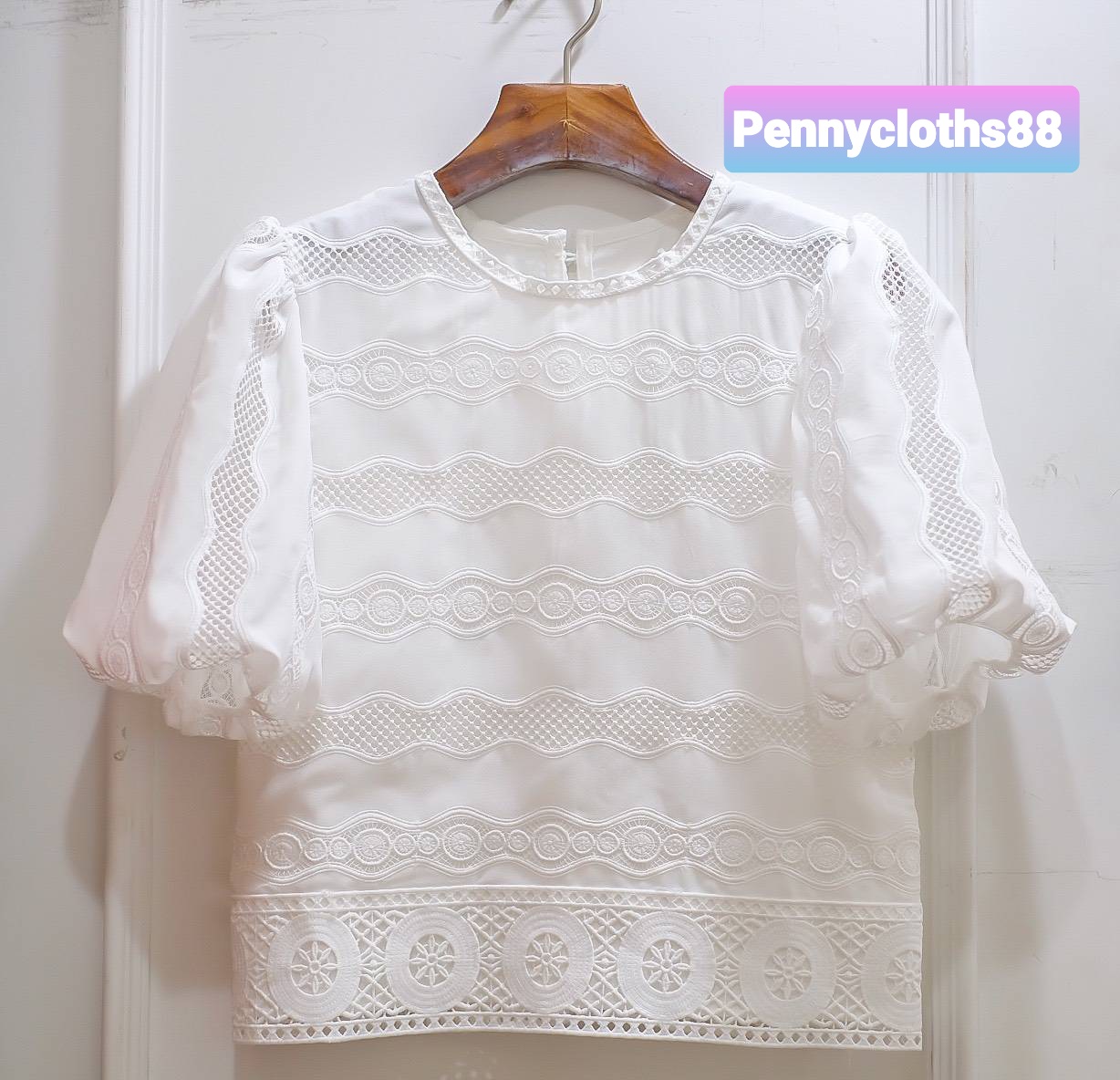 เสื้อลูกไม้ Pennycloths88 กระดุมคอหลัง แขนระบายจับจีบยกไหล่ มีซับในตัว ซิปหลัง ลูกไม้สวยหรู ปลายเสื้อต่อแถบลูกไม้โค้งตามลายผ้า สีขาว M,L สีครีม M