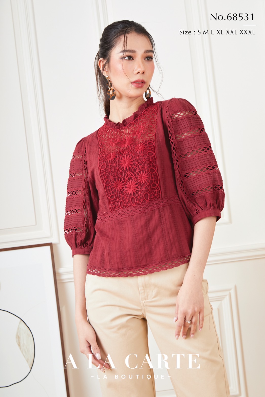 68531 เสื้อ A La Carte ผ้าคอตตอนแขน 3 ส่วน ผ้านุ่มใส่สบาย ตัดต่อลูกไม้ที่ลำตัว ทอปักลงบนผ้าลูกไม้ มีตัดต่อช่วงเอว มีซิปข้าง ทรงแขนพองต่อทริม สีแดง XL-2XL สีเหลือง XL,2XL สีขาว 3XL สีฟ้าอมเทา XL,2XL