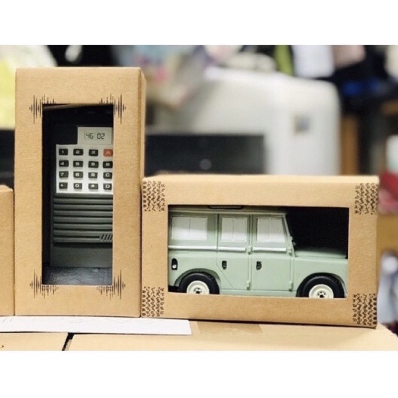 ชิ้นละ 1,750 บาท กระปุกออมสินทรงงาน รุ่นแรก ออมเพื่อให้ตามรอยพ่อ ในหลวงรัชกาลที่ ๙ โรงพยาบาลศิริราช วิทยุสื่อสาร และรถจิ๊ปพระที่นั่ง บรรจุในกล่อง