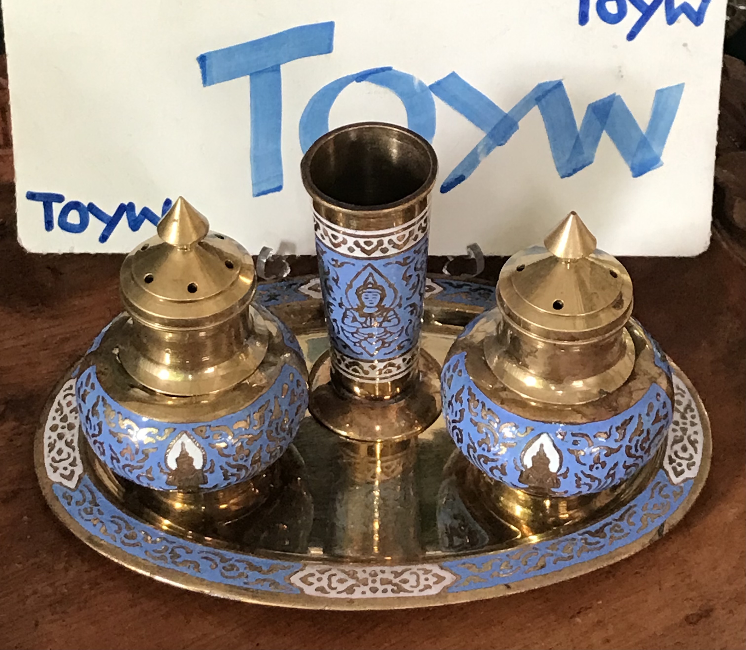 เริ่มต้น 690 บาท ของเก่า ชุดเครื่องปรุงทองเหลืองลงยา ขวดเกลือ ขวดพริกไทย ที่ใส่ไม้จิ้มฟัน พร้อมถาดรอง ลายเทพพนม ลายนางฟ้า