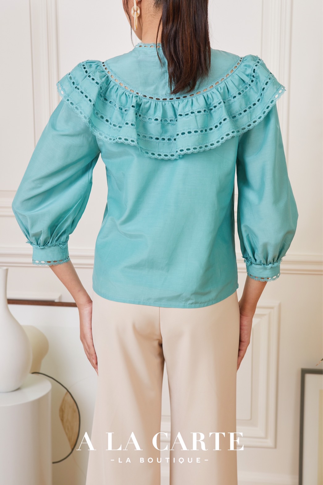 68789 เสื้อ A LA CARTE ผ้าคอตตอนกึ่งซิลด์แขน 3 ส่วน เนื้อสวยใส่สบาย ตัดต่อวีช่วงอกแทรกด้วยทริมลูกไม้ ระบายเป็นวอลลุ่ม ขอบแขนแทรกทริมลูกไม้ สีครีม XL-2XL สีเขียว S , XL,2XL
