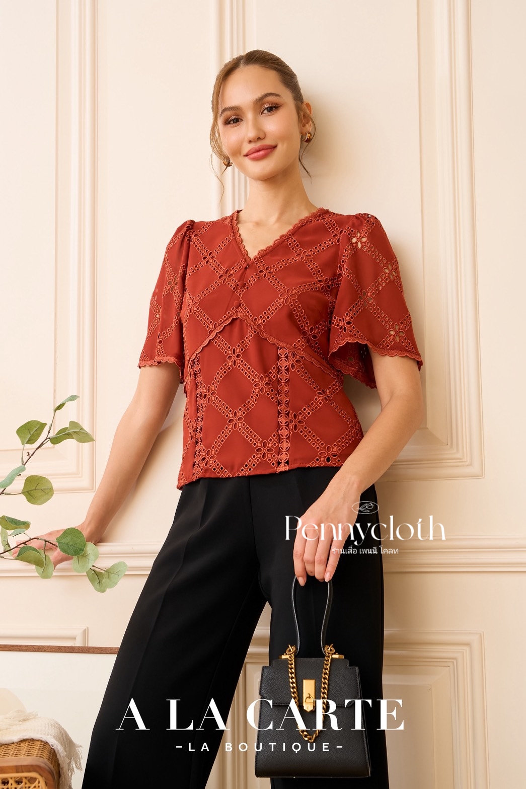 A La Carte รหัส 69834 เสื้อลูกไม้ชีฟอง งานปัก คอวี แขนสั้นแฟร์ สีดำ สีขาว สีโอวัลติน สีส้ม ( ขนาดเอวน้อยกว่าอก 2")