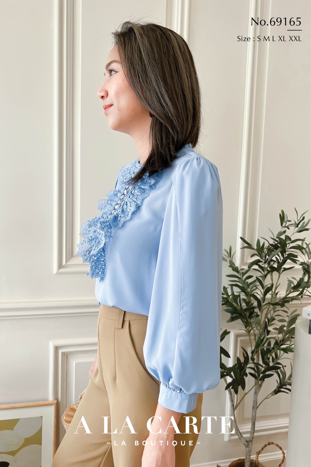 69165 เสื้อ A La Carte ผ้าชีฟองสีพื้นแขน 3 ส่วน ผ้าเนื้อทรายมีน้ำหนักทิ้งตัวสวย แต่งลูกไม้เนื้อทอช่วงอก ติดกระดุมหลอกช่วงอก คอแต่งทริมลูกไม้ แขนป้ายทับทรงพองสวยหรู💐สี ฟ้า S,2XL