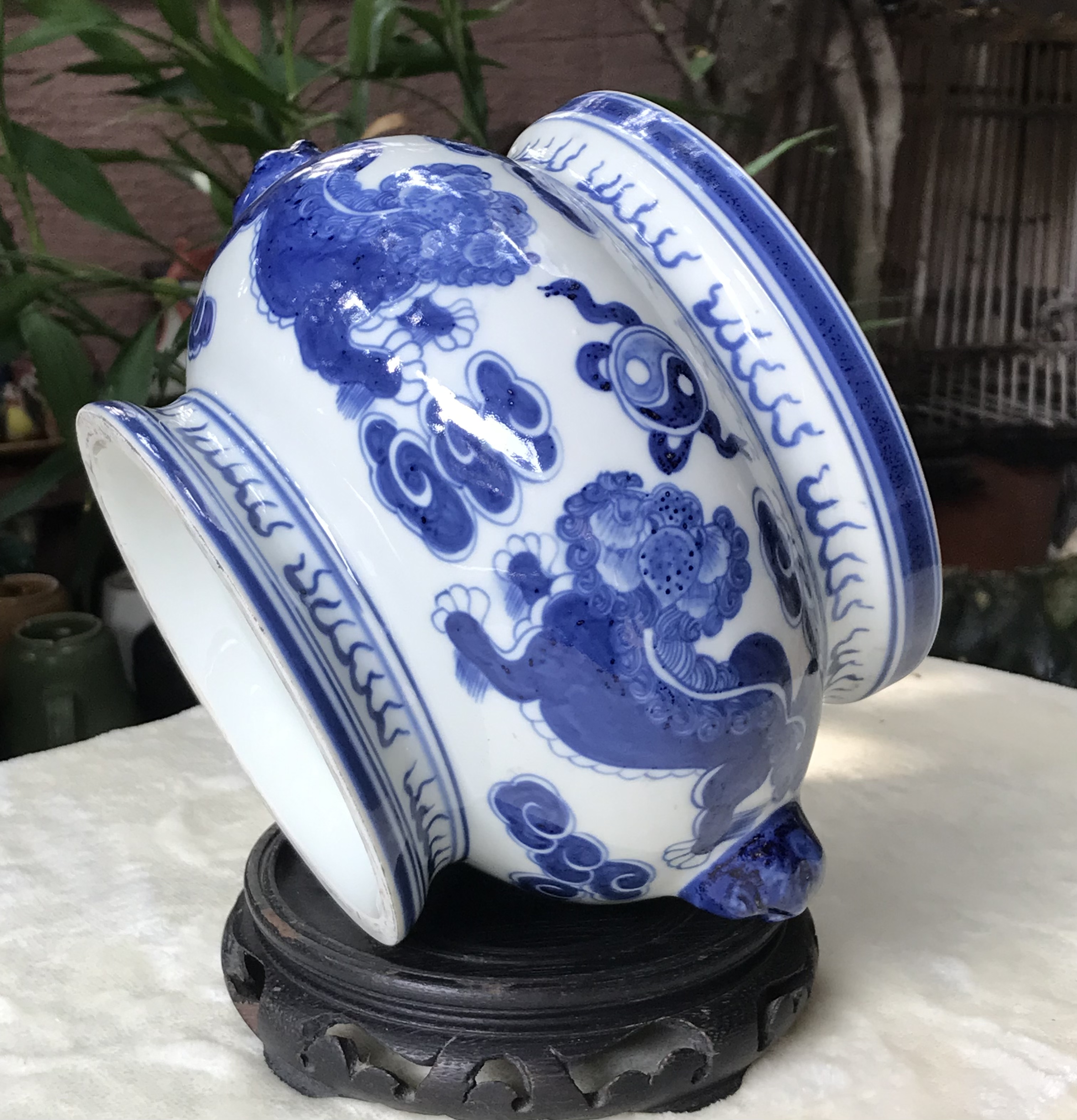 ไม่รวมกี๋ โถ/กระโถน กระเบื้องน้ำเงินขาว เขียนลายสิงโต Blue And White Chinese Porcelain