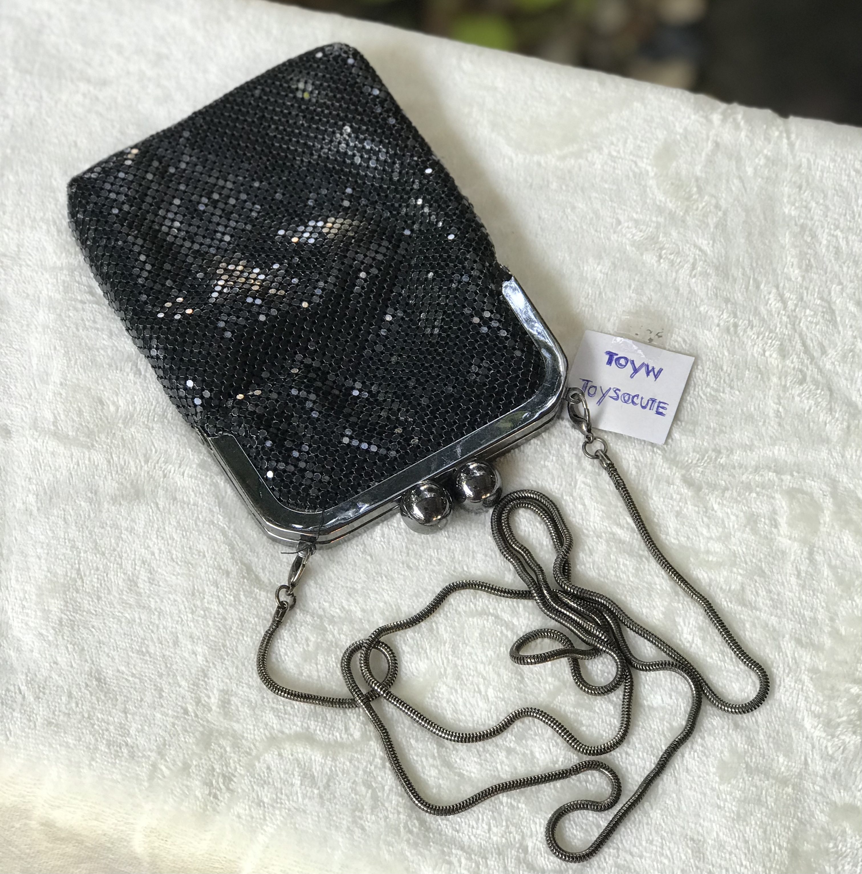 มือสอง กระเป๋าสะพายข้าง เลื่อมสีดำวิ้งๆเล่นแสง ขนาดกะทัดรัด ใส่โทรศัพท์มือถือ หรืออื่นๆ ขนาดกว้าง 5 นิ้ว ยาว(ไม่รวมสาย) 7.2 นิ้ว