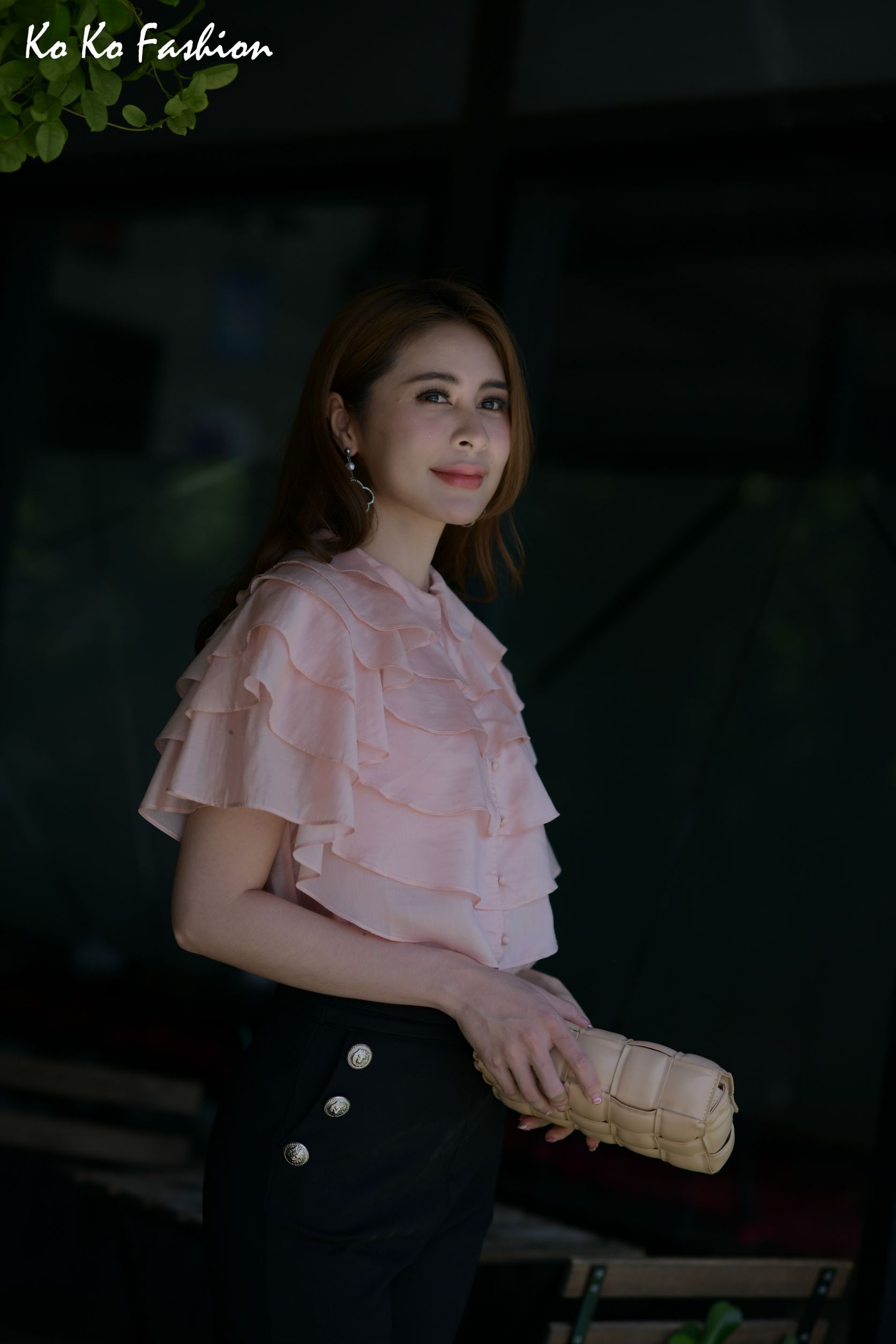 22025 เสื้อ KOKO FASHION ผ้าซิลด์มีระบายเป็นชั้นๆ กระดุมผ่าหน้า ผ้าเนื้อดี ใส่สบาย ใส่ออกงานคู่กับซิ่น ใส่ทำงานคู่กับกางเกง กระโปรง ใส่ได้ทุกโอกาส ค่ะ สีน้ำเงิน S,M