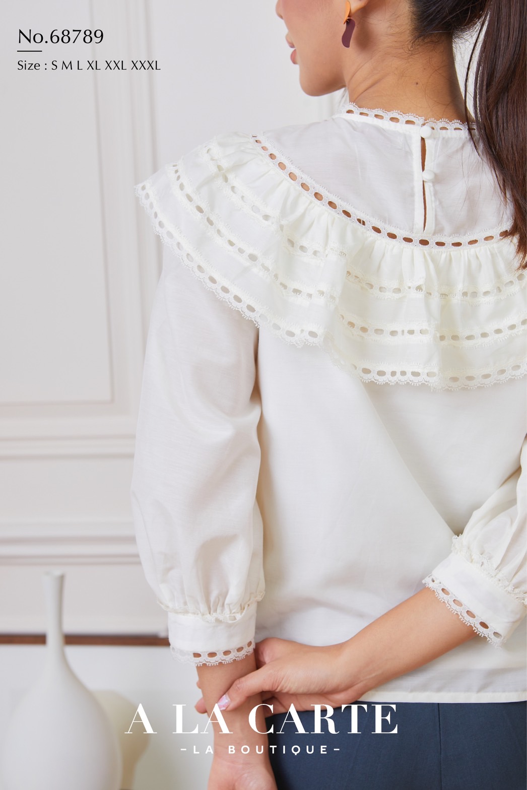68789 เสื้อ A LA CARTE ผ้าคอตตอนกึ่งซิลด์แขน 3 ส่วน เนื้อสวยใส่สบาย ตัดต่อวีช่วงอกแทรกด้วยทริมลูกไม้ ระบายเป็นวอลลุ่ม ขอบแขนแทรกทริมลูกไม้ สีครีม XL-2XL สีเขียว S , XL,2XL