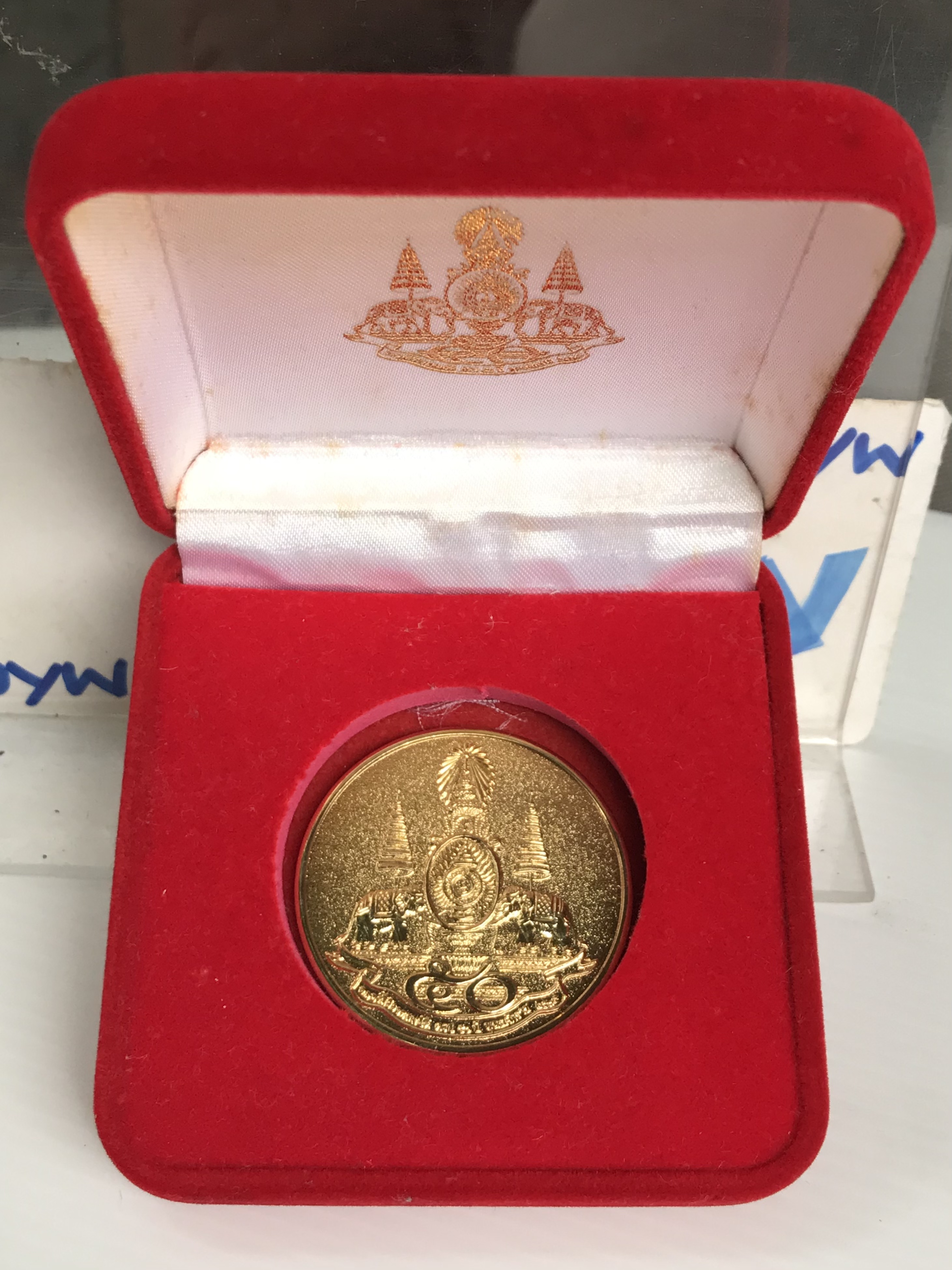 เริ่มต้น 490 บาท เก็บเก่า เหรียญที่ระลึกในหลวง รัชกาลที่ 9 เนื้อกระไหล่ทอง ขนาด 4 ซม