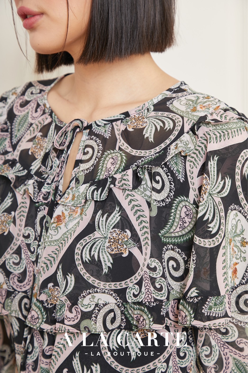 69197🍀A la carte🍀เสื้อชีฟองลายกราฟฟิค แต่งผ้าเครปปกคลุมช่วงไหล่ ตัดต่อใส่ระบายช่วง โบที่คอแก้ผูกได้ ทรงแขน 3 ส่วน ยางยืดที่ขอบแขน🍀สีเขียว S-XL ดำ S-L
