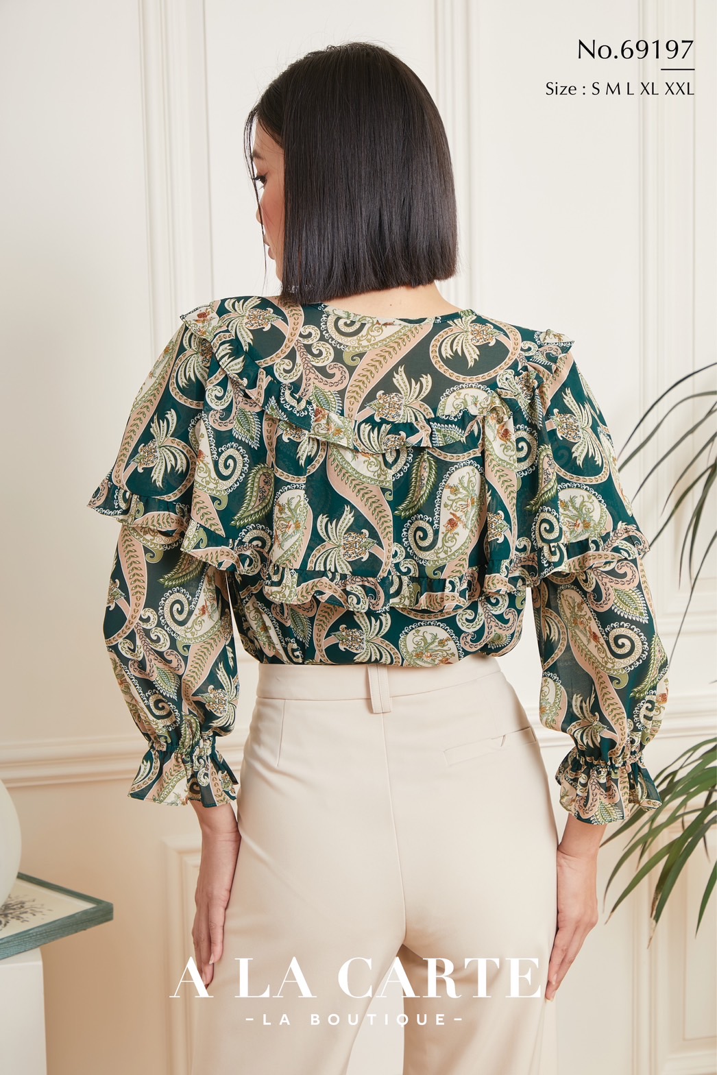 69197🍀A la carte🍀เสื้อชีฟองลายกราฟฟิค แต่งผ้าเครปปกคลุมช่วงไหล่ ตัดต่อใส่ระบายช่วง โบที่คอแก้ผูกได้ ทรงแขน 3 ส่วน ยางยืดที่ขอบแขน🍀สีเขียว S-XL ดำ S-L