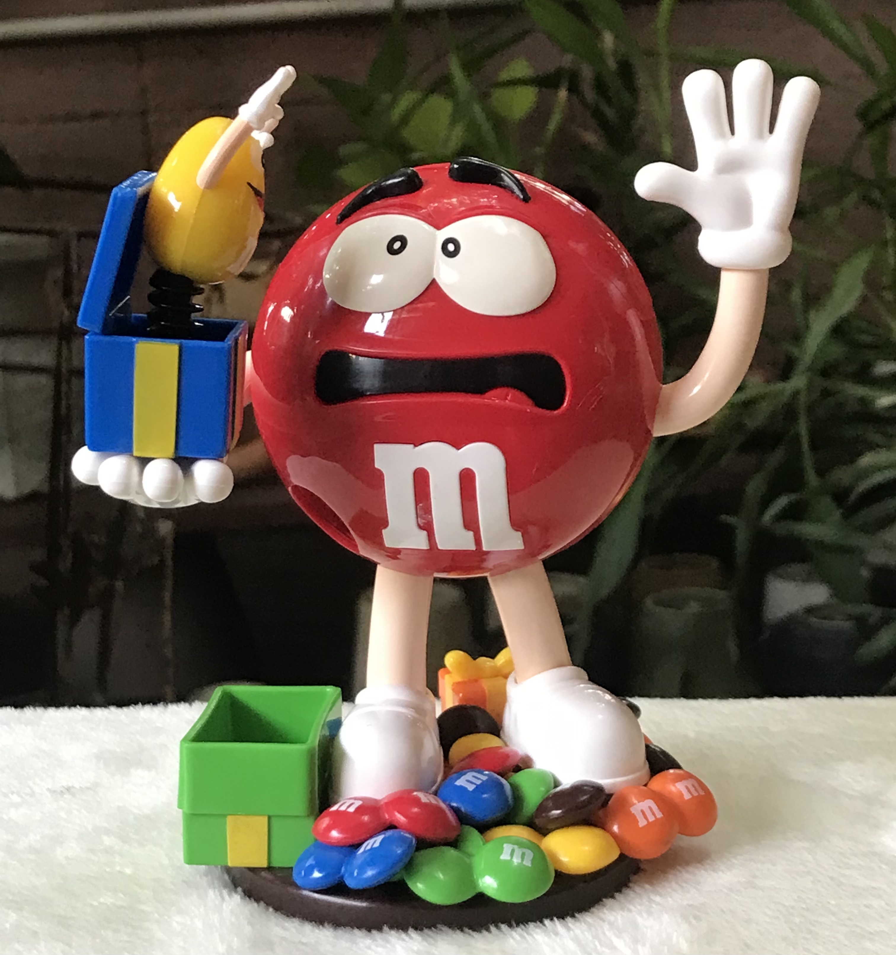 ￼โมเดล ตุ๊กตา M&M เอ็ม แอนด์ เอ็ม เปิดฝาหลังได้ แขนขยับได้ M&M Jack in the box Chocolate Candy Dispenser Toy