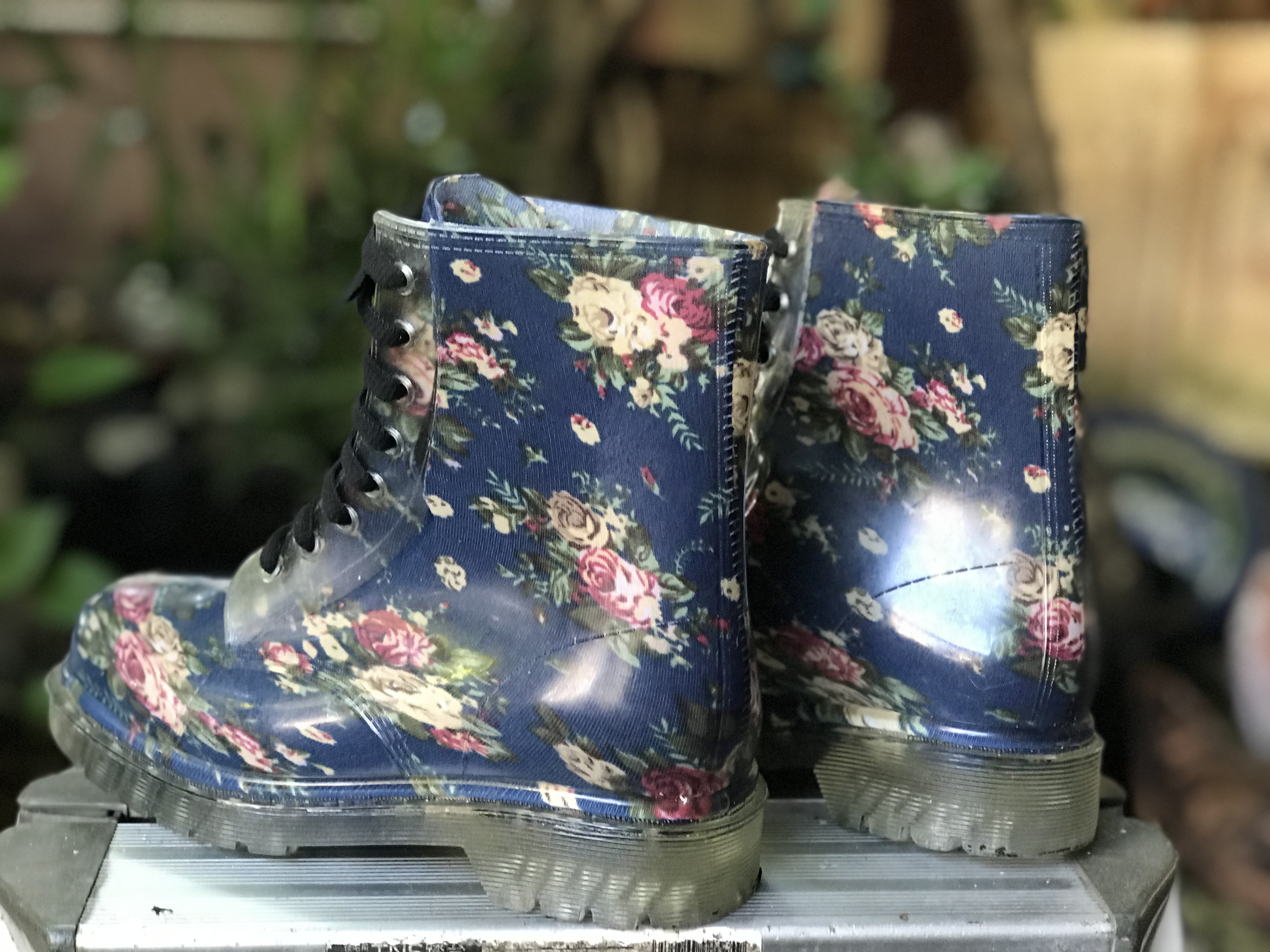 ￼สำหรับคนใส่เบอร์ 37-38 รองเท้าบูท พื้นน้ำเงินลายดอก Clear Vinyl Boots Navy Blue Floral Lace Up Water Resistant