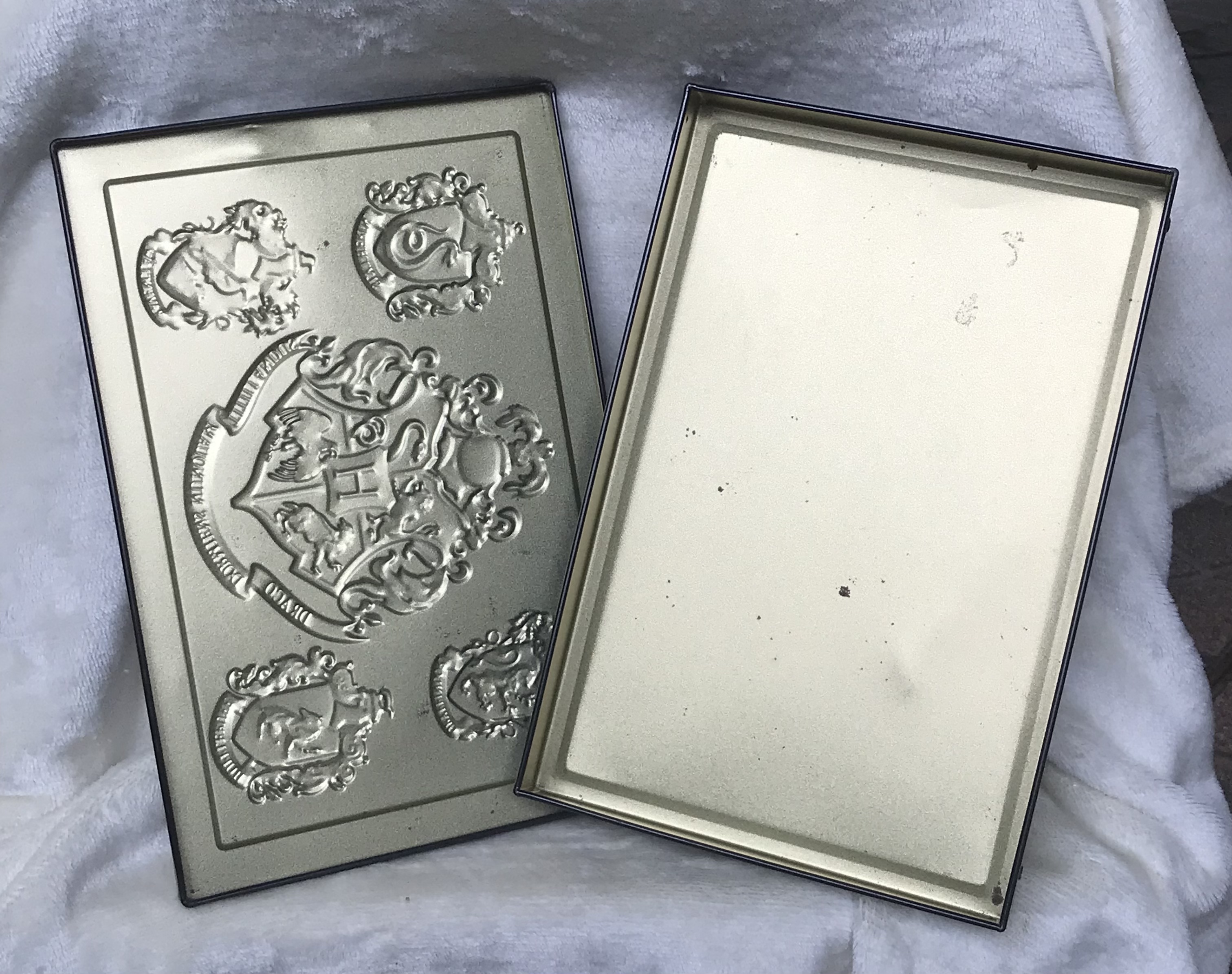 กล่องโลหะแฮรี่พอตเตอร์ ฝาลายปั๊มนูน กล่องขนม Universal Studios Japan USJ Harry Potter Can Chocolate Rare Hogwarts