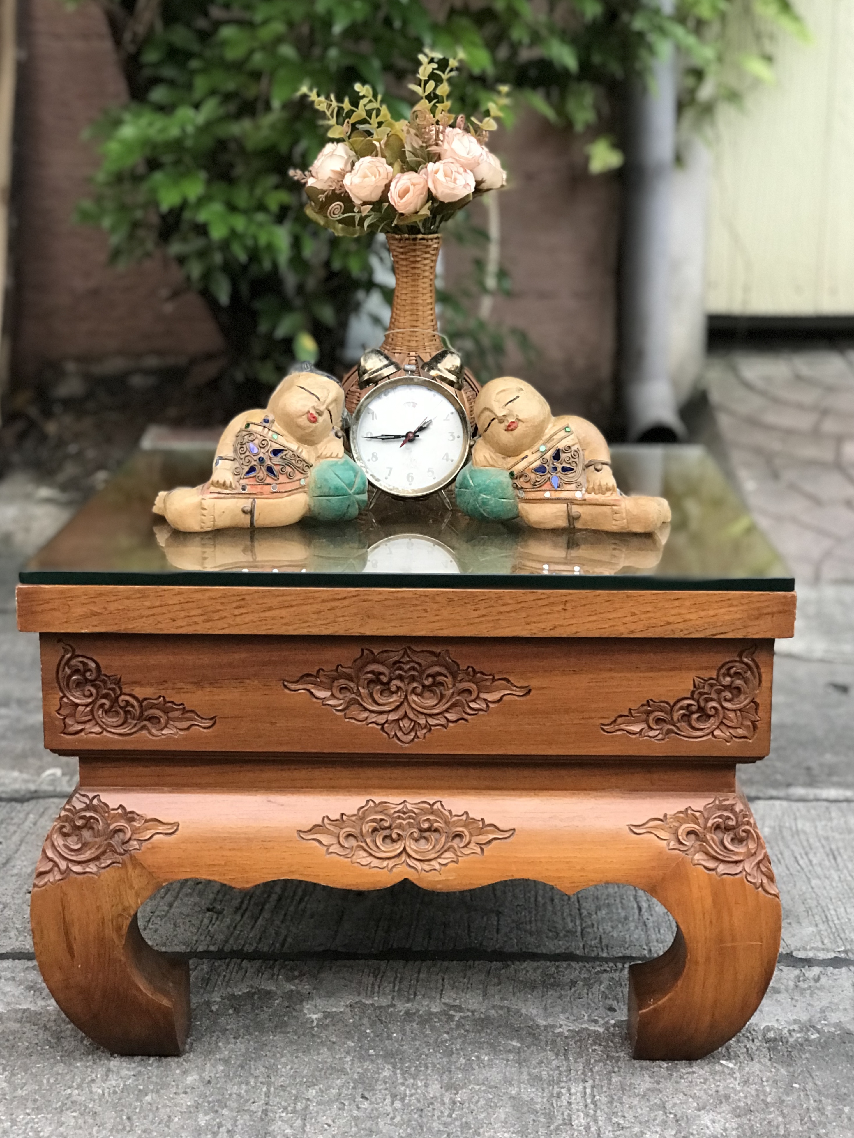 สนใจปิดทักค่ะ โต๊ะไม้สักขาคู้ โต๊ะข้าง โต๊ะกลางชุดรับแขก ตั่งแกะลาย ท็อปแกะลายช้างป่า ลายนูน มีมิติ แข็งแรง ไม่โยก ไม่ผุ สีเดิมๆไม้หนาๆหนักๆ