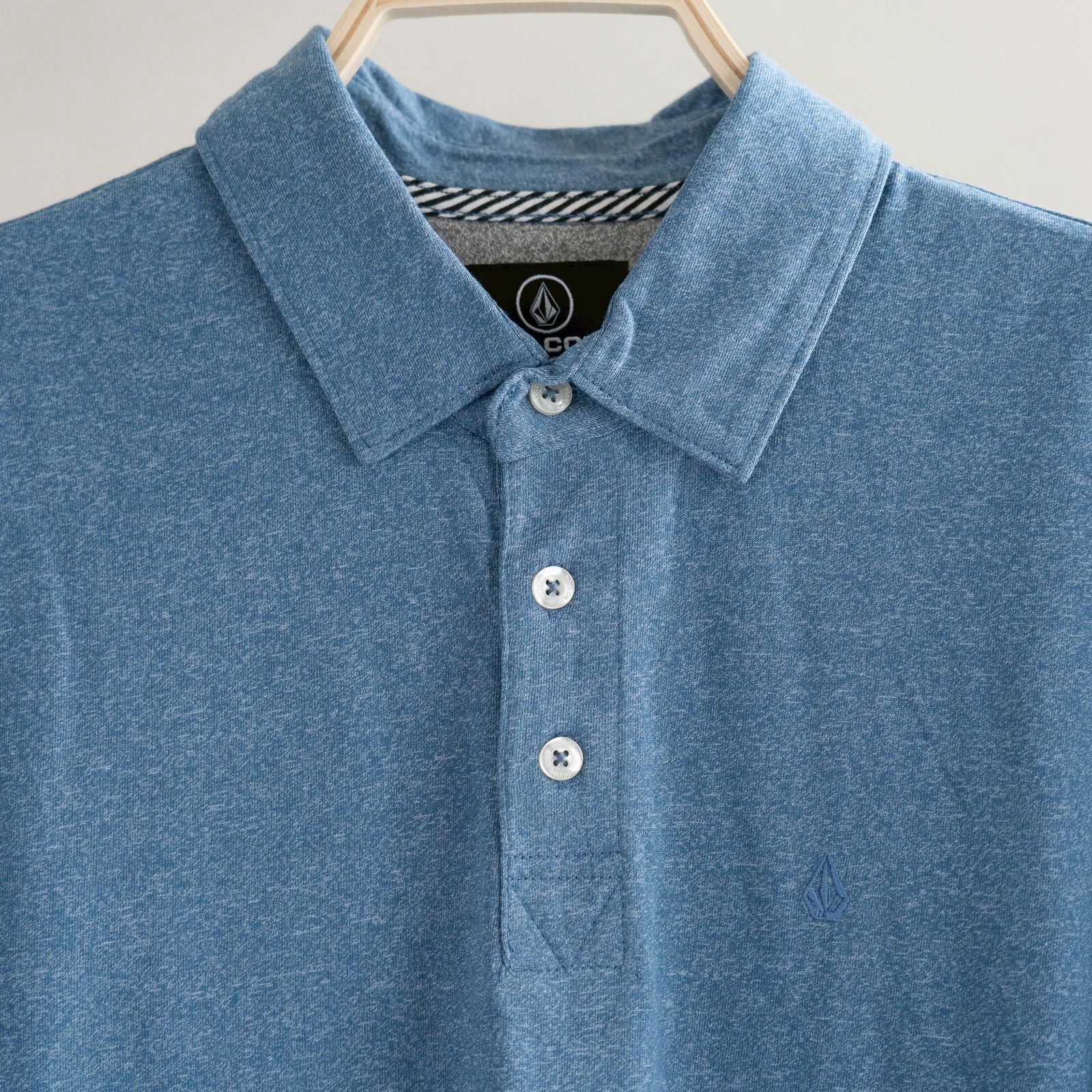 เสื้อโปโล Volcom Wowzer Polo (โปรสุดคุ้ม! ซื้อ 3 ตัวขึ้นไป เหลือตัวละ 490 บาท ทักไลน์ @pond-shop)