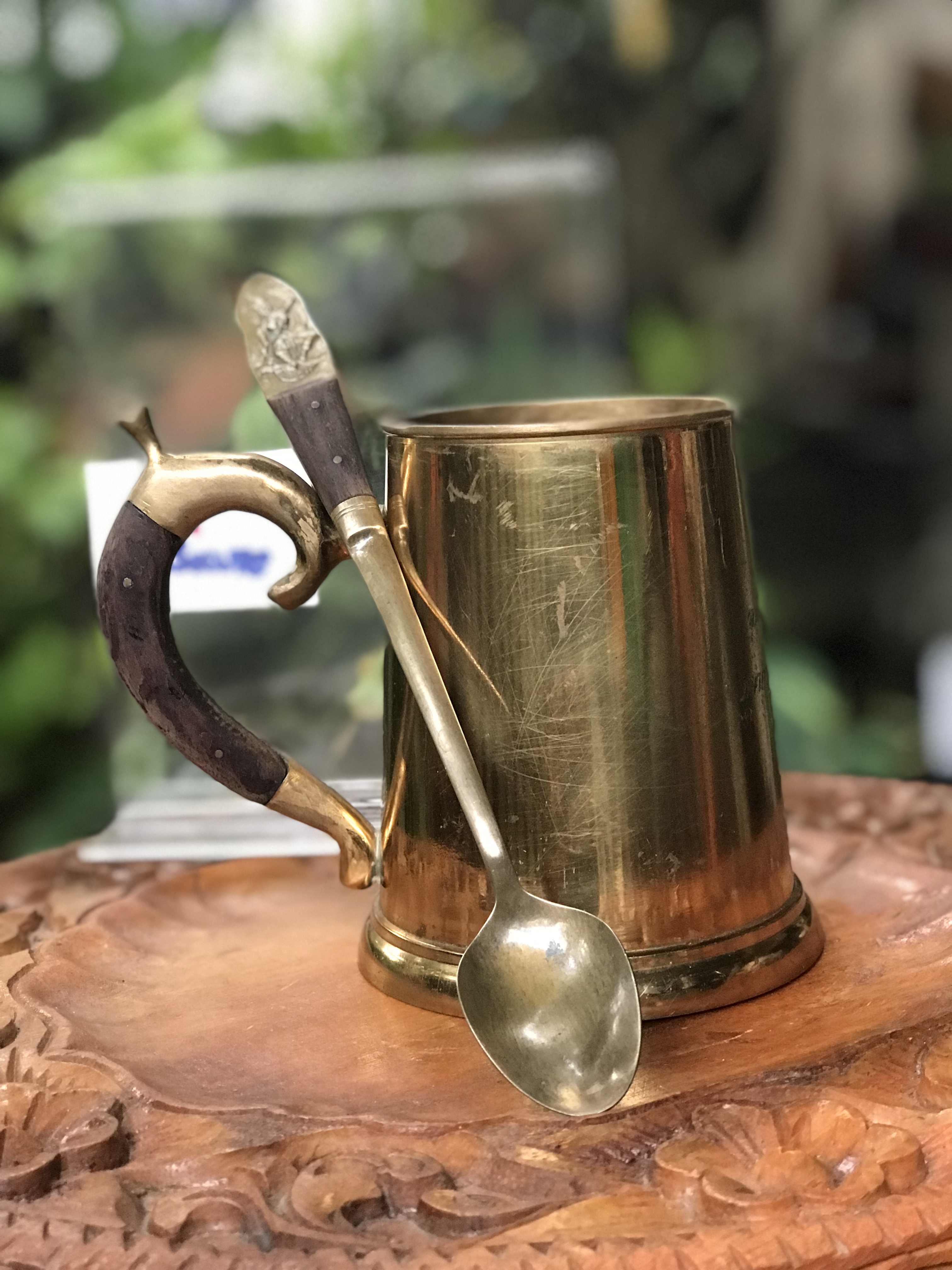 งานทองเหลืองเก่าหนาๆ แก้วน้ำ แก้วมัค แก้วกาแฟ มีหูจับ ด้ามไม้ พร้อมช้อนยาวลายนางฟ้า ด้ามไม้ ที่ระลึกธนาคารกรุงเทพ