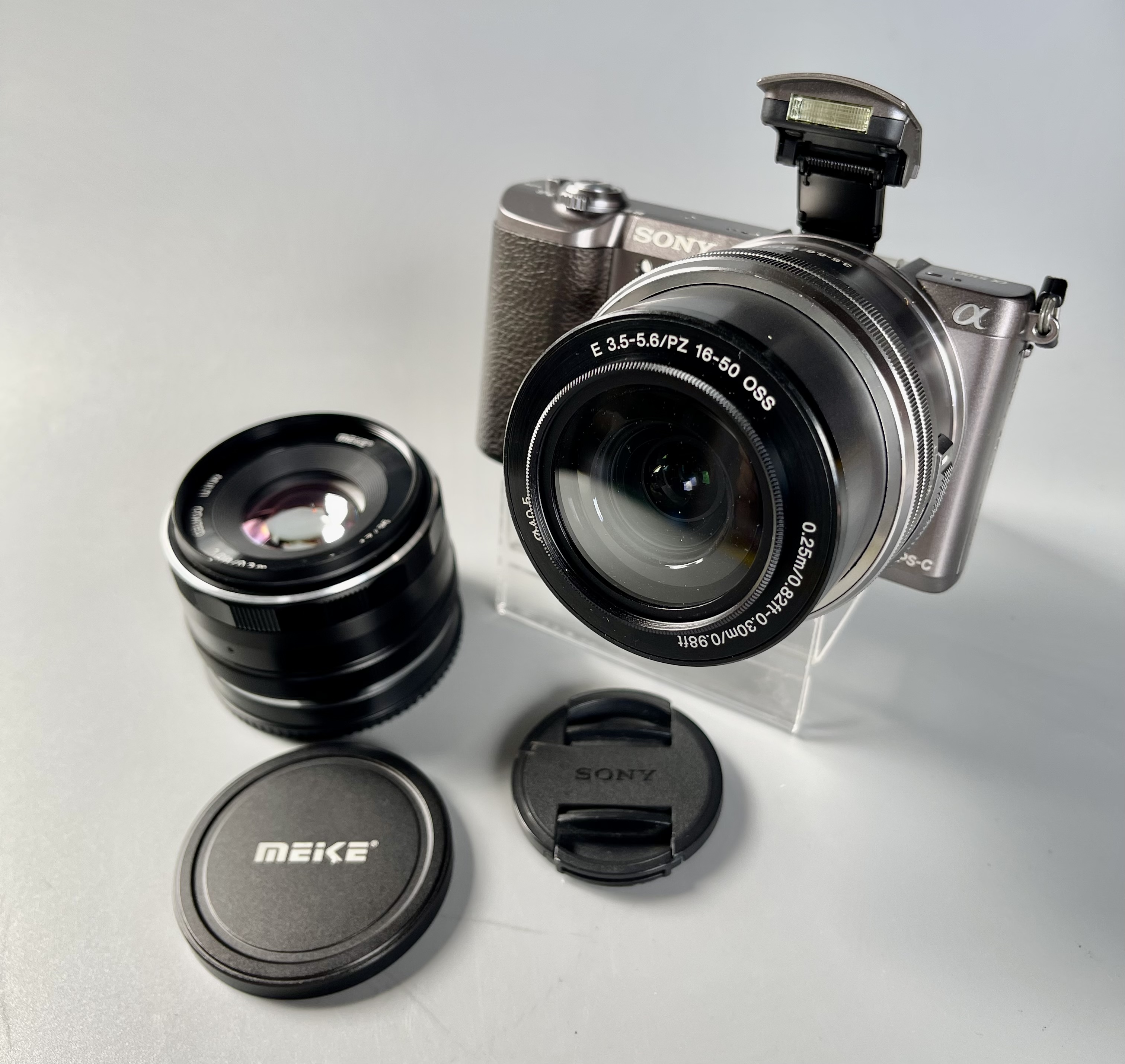 ขายกล้อง Sony A5100 เลนส์16 50mm f3.5 5.6 ISS หมดประกันศูนย์ และเลนส์Fix Meike 35mm f1.7