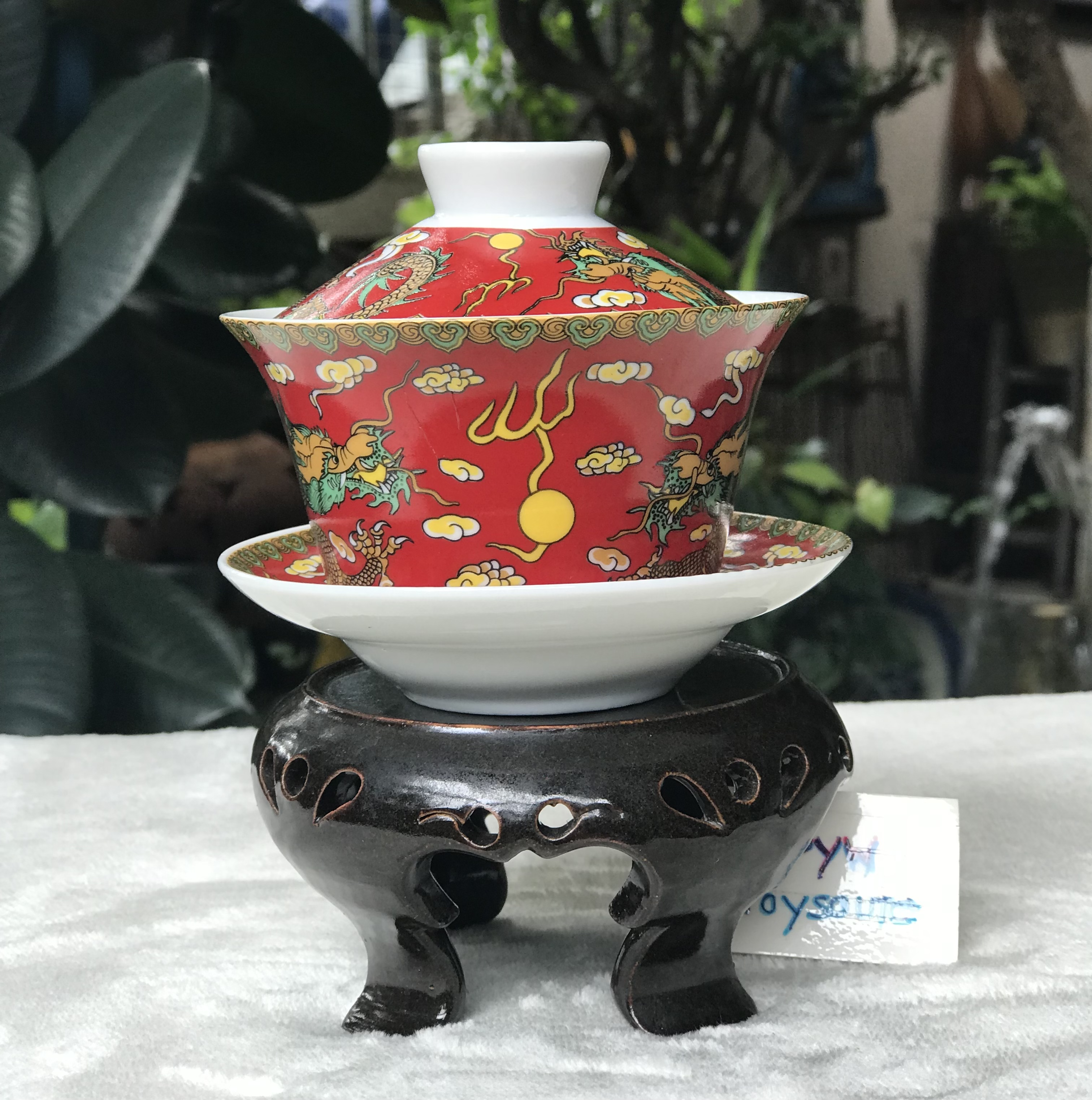 ถ้วยรินน้ำชาฮ่องเต้ เนื้อกังใส ลวดลายมังกรพื้นสีแดง พร้อมจานรองป้องกันความร้อน และฝาปิดเพื่อรักษาอุณหภูมิความร้อน