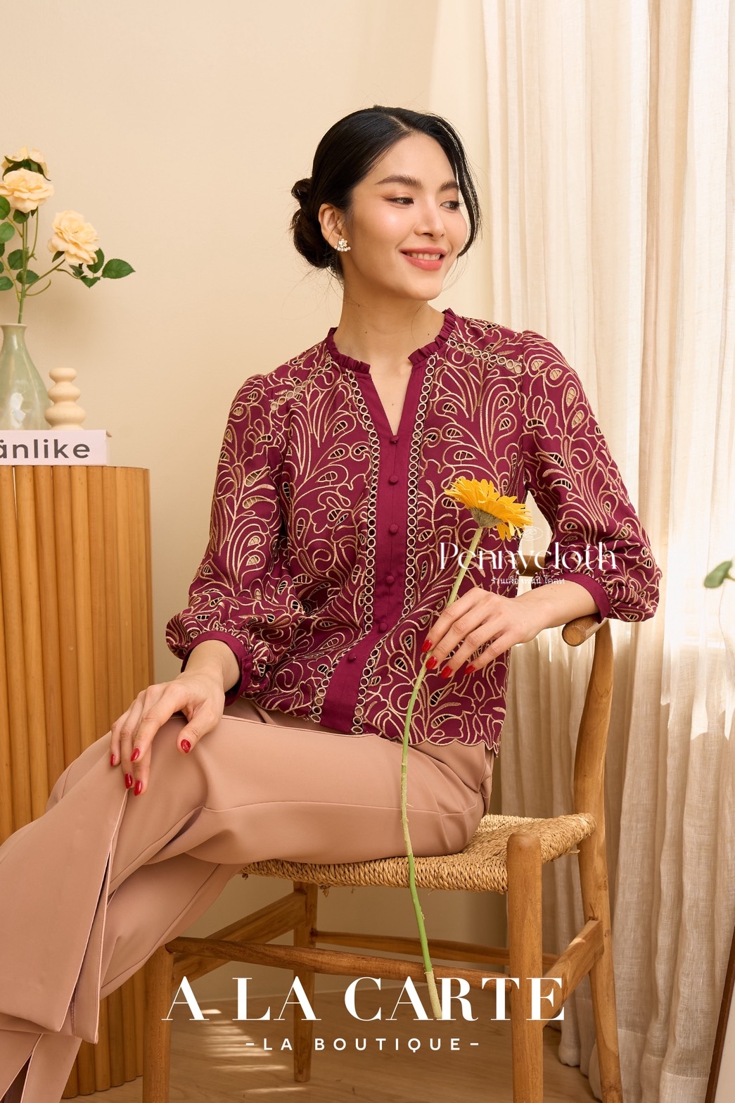 A La Carte เสื้อรุ่นใหม่ รหัส 69892 ลูกไม้จอร์เจีย งานปัก คอวี ซิปหลัง by PENNY CLOTH