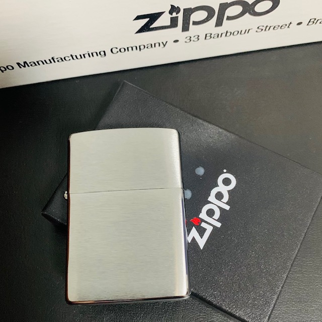 zippo Zippo 200 Brushed Chrome ผิวปัดด้าน สีโครเมี่ยม ตัวมาตรฐาน ของแท้อเมริกา บรรจุในกล่องสวยงาม ยังไม่เติมน้ำมัน