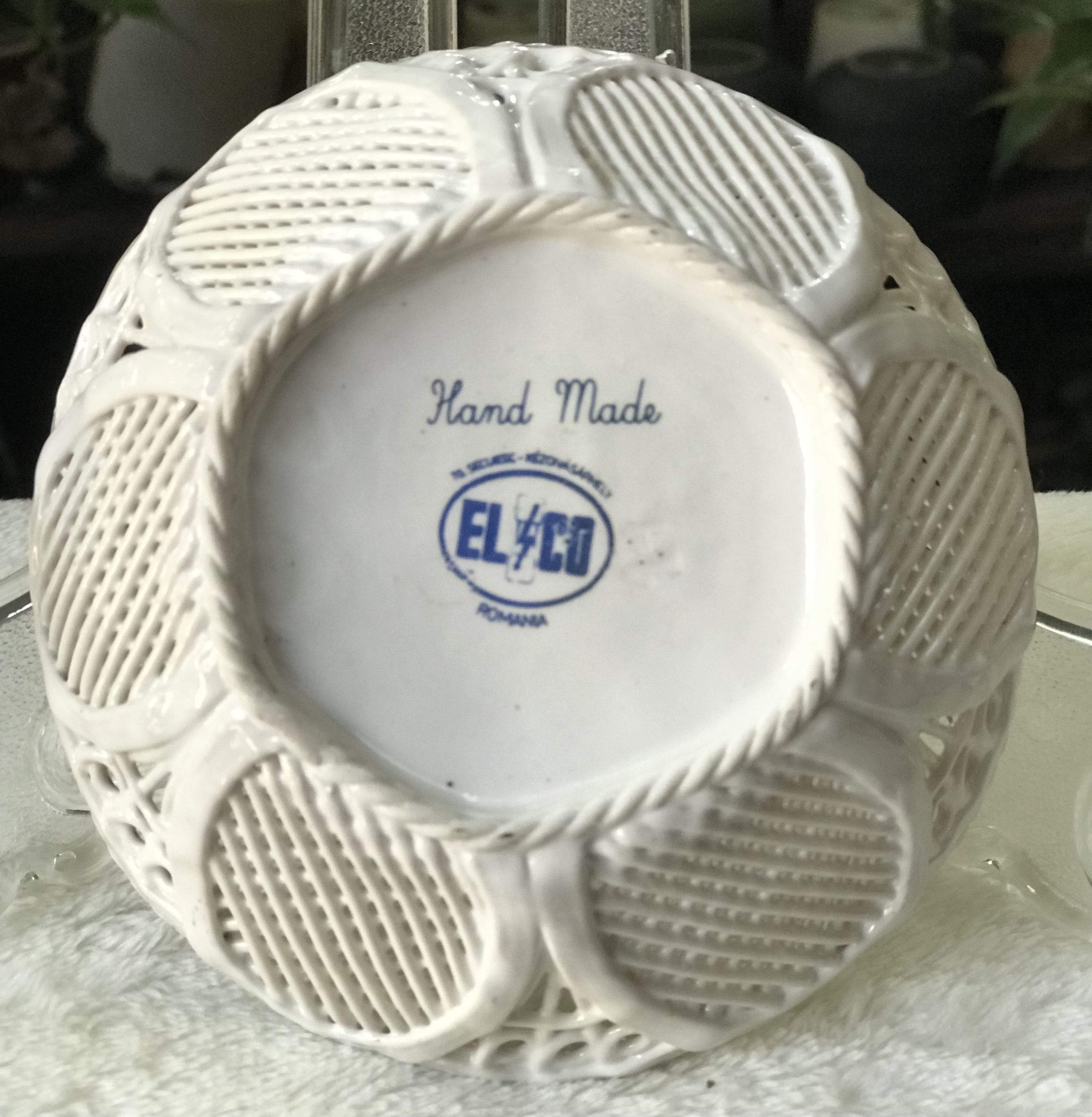 ตะกร้าเซรามิคฉลุลาย ขอบทอง Breakthrough Bowl with Flower Decor & Gold Edge | Made in Romania