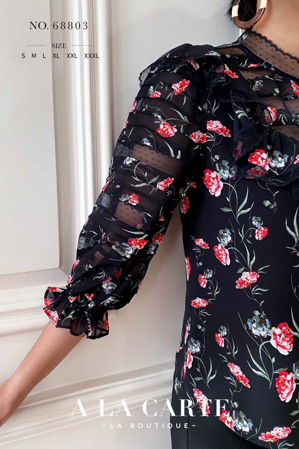 68803🍁A La Carte⚘️ 🍁เสื้อชีฟองพิมพ์ลาย ดีเทลตัดสลับทริมลูกไม้แบบชิ้นต่อชิ้น เรียงกันที่ช่วงอกและแขนเสื้อ คอปลดกระดุมได้ มีระบายโค้งรอบคอ แขนเสื้อ 3 ส่วนสม็อกยางยืดมีระบาย สีชมพู M สีฟ้า S สีดำ M,XL,2-XL