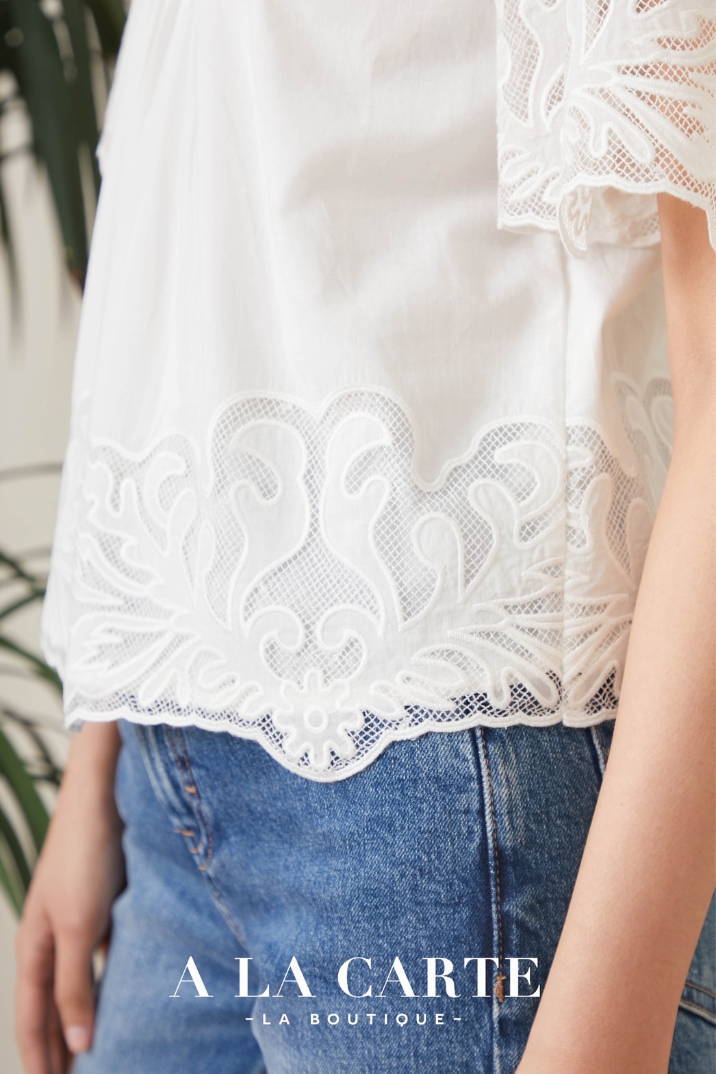68969🌺A La Carte🦋เสื้อคอตตอนแขนสั้น เนื้อนุ่มคลายตัว คอกลมผ่าวีหน้าแแต่งด้วยเชิงลูกไม้ ช่วงอกตัดต่อด้วยลูกไม้งานปักฉลุ ชายเสื้อปักรอบตัว แขนทรงแฟร์ช่วยพรางต้นแขน🌹สีขาว L แดง S,L,2XL เขียว S,L