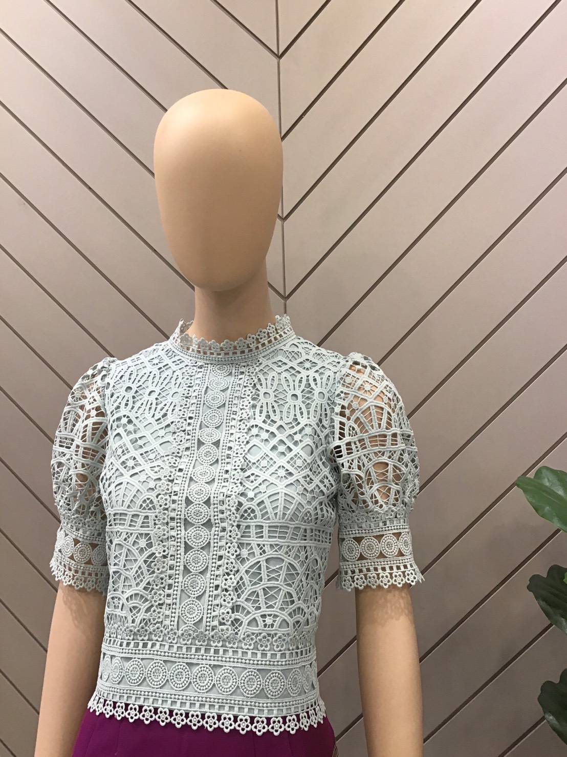 เสื้อลูกไม้ใส่ทำบุญ แขนสั้น CARISA เนื้อลูกไม้ทออย่างดี มีซับในผ้าคอตตอน ซิปหลัง แพทเทิร์นทรงสวยหรู สีชมพู M-L สีเขียว S,M สีขาว S,L,XL
