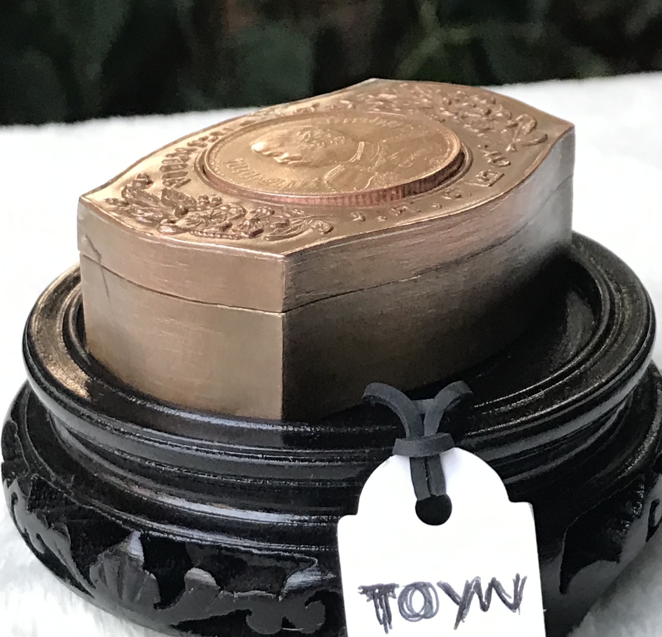 ของโบร่ำโบราณ ตลับทองแดง งานพระบรมศพ รัชกาลที่ 5 ร ศ 129 เพื่อการสะสม หรือใส่มวลสาร ของขลัง ขนาดกว้าง 4.5 ซม ยาว 6.5 ซม สูง(หนา) 2 ซม