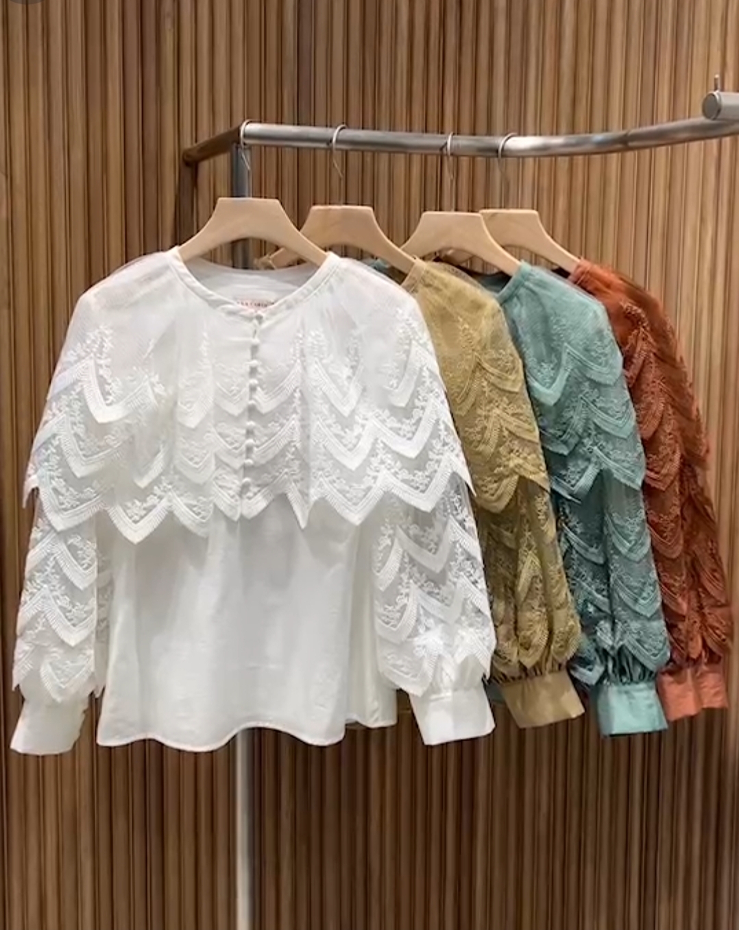 69167🦋A la carte🦋เสื้อชีฟองซิลค์ เนื้อดีใส่สบาย แต่งช่วงบนและแขนเสื้อด้วยผ้าลูกไม้งานปักลงบนผ้าใยแก้ว เลาะเชิงลูกไม้ทุกชั้นคลุมไปถึงแขนเสื้อ มีกระดุมหน้า มีซับ สีขาว XL