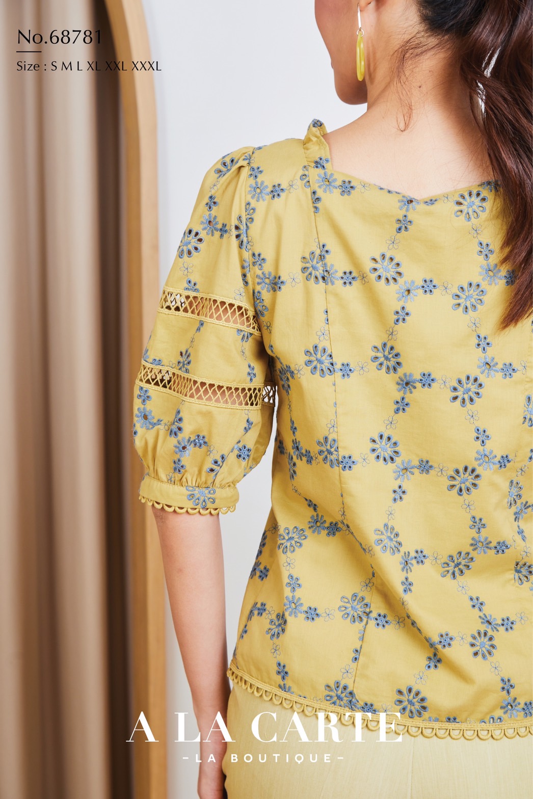 68781 A LA CARTE เสื้อคอตตอนแขนสั้น งานปักสลับสี two-tone คอเหลี่ยมใส่ระบายที่ช่วงไหล่ แขนสั้นเหนือศอกแต่งทริมลูกไม้ กระดุมผ่าหน้า แต่งทริมชายเสื้อ ทรงเข้ารูป สีขาว M,L,2XL สีเหลือง L-XL สีแดง L,2XL