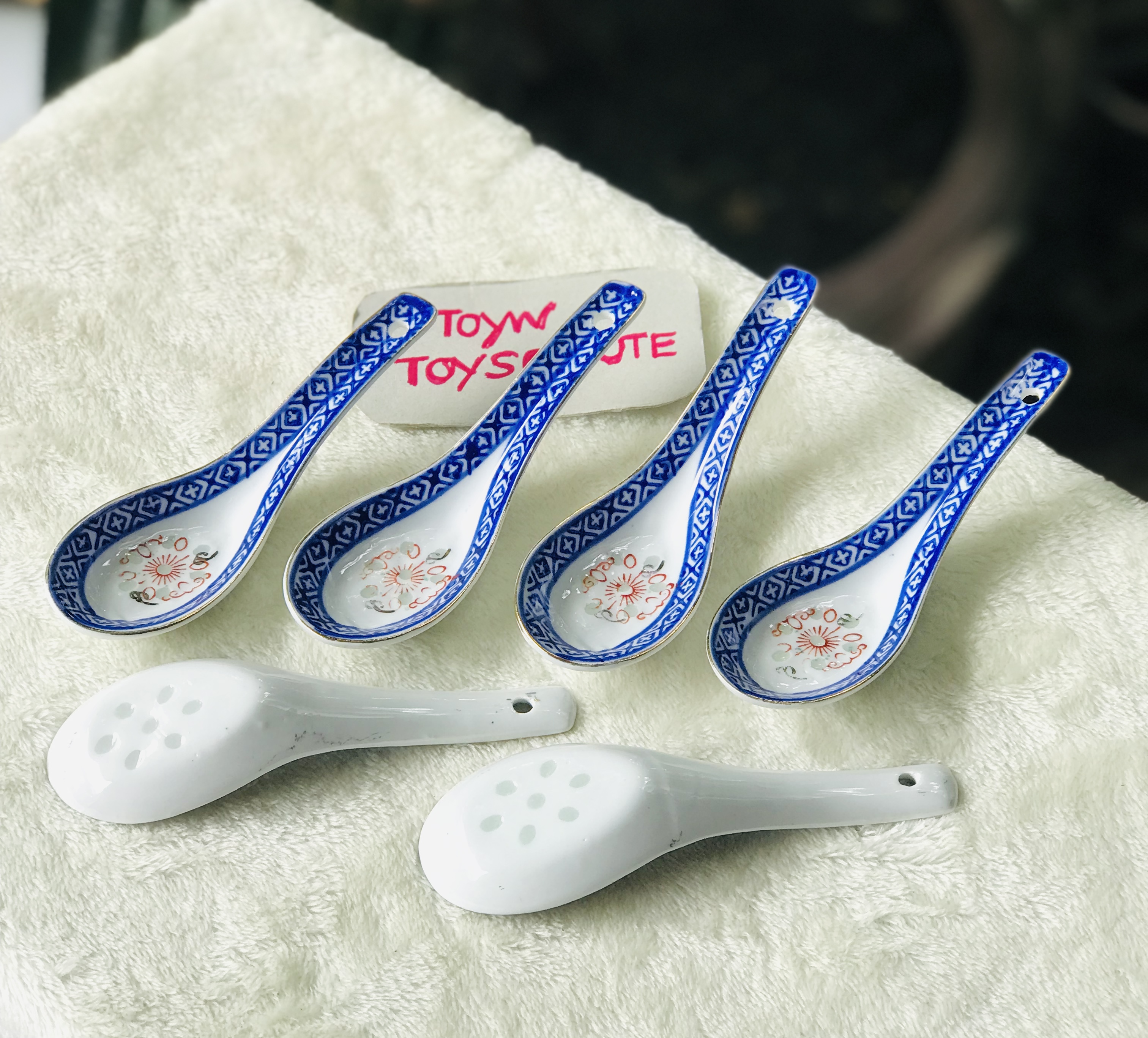 ￼เก่าเก็บ ชุด 6 คัน ช้อนกระเบื้องกังใส ลายเม็ดแตงแดง ขอบน้ำทองฉ่ำๆ