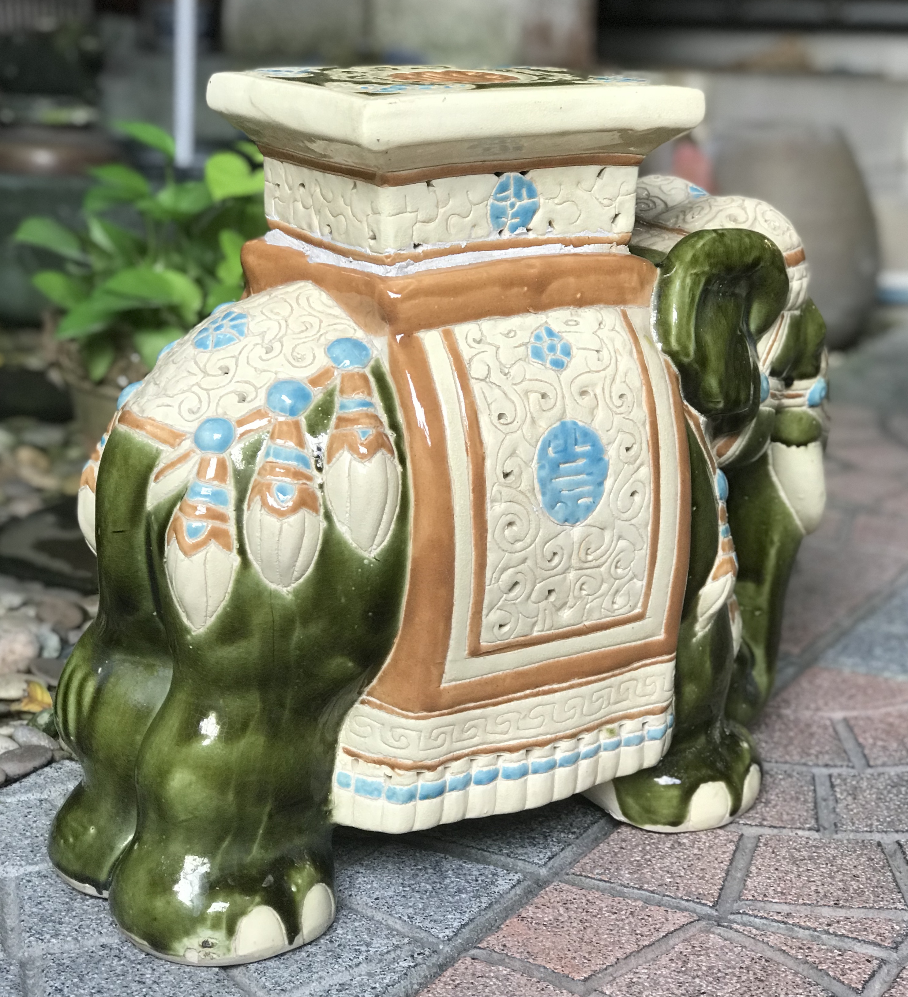 1 เชือก เก่ากว่า 40 ปี กี๋ช้าง กี๋วางกระถาง แจกัน รูปปั้นช้างทรงเครื่อง LARGE CERAMIC ELEPHANT PLANT STAND SIDE TABLE, 1980S