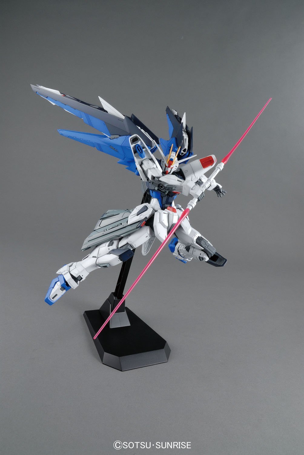 MG 1/100 ZGMF-X10A Freedom Gundam Ver. 2.0