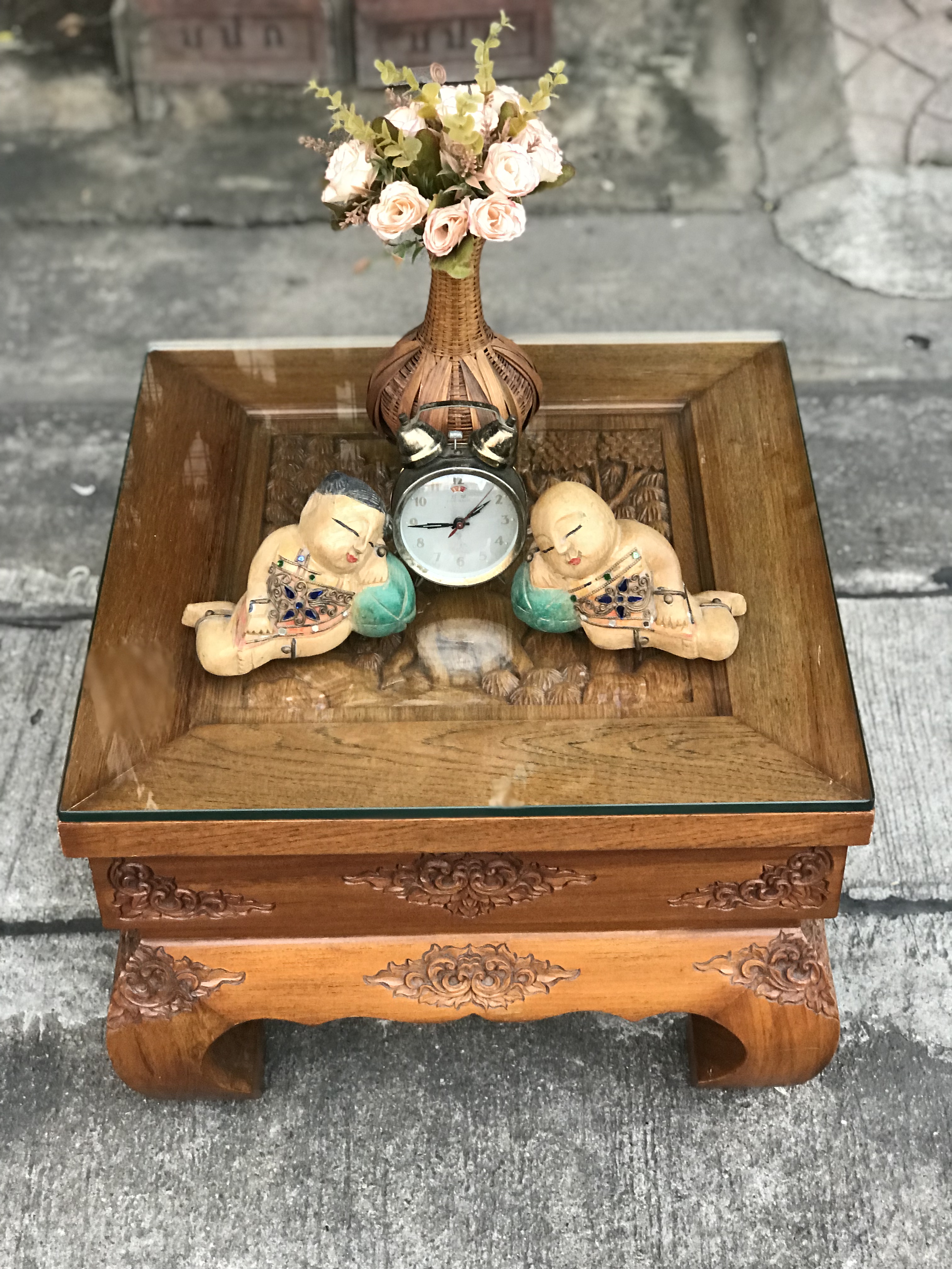 สนใจปิดทักค่ะ โต๊ะไม้สักขาคู้ โต๊ะข้าง โต๊ะกลางชุดรับแขก ตั่งแกะลาย ท็อปแกะลายช้างป่า ลายนูน มีมิติ แข็งแรง ไม่โยก ไม่ผุ สีเดิมๆไม้หนาๆหนักๆ