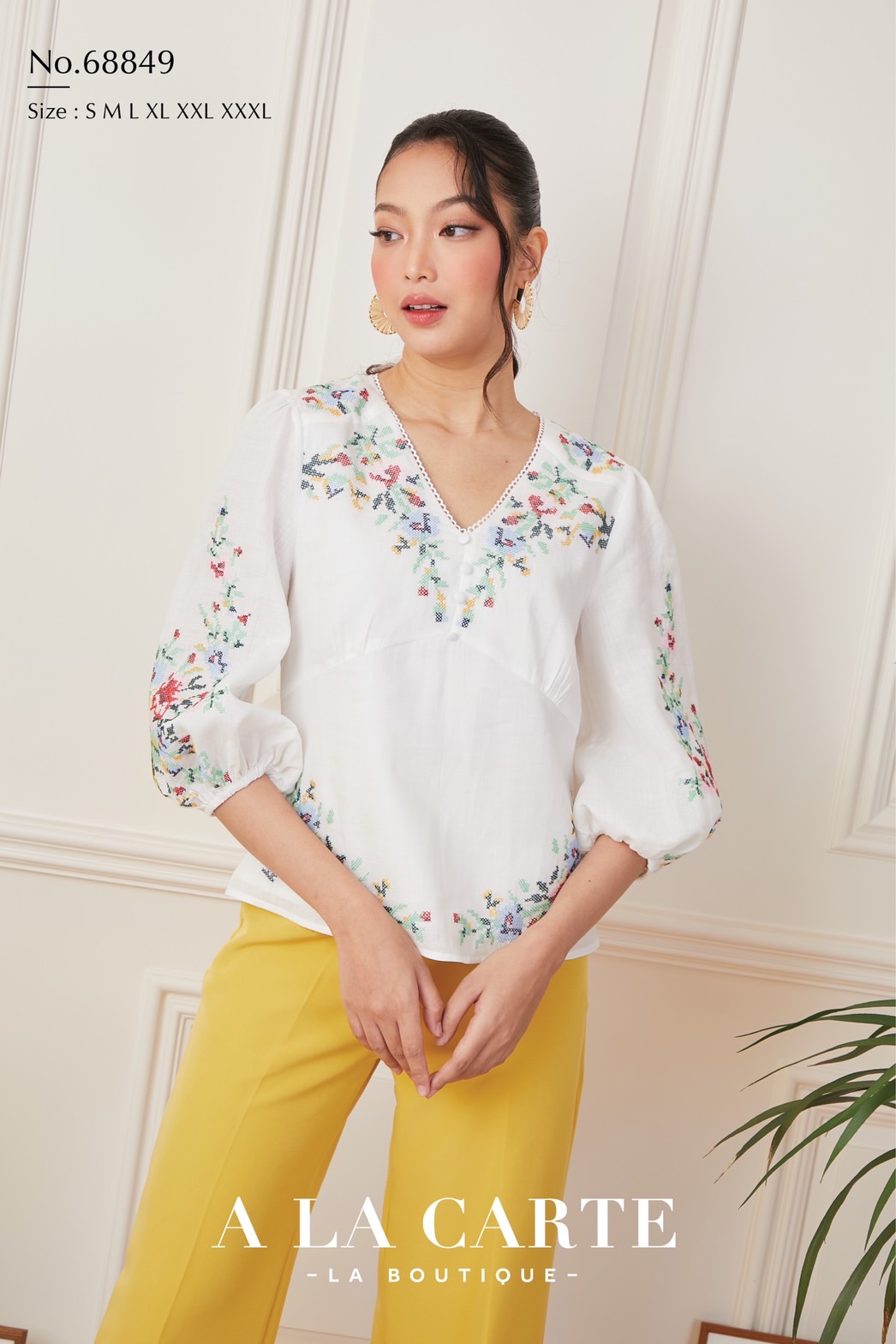 68849 💐A La Carte💐เสื้อลินินแขน 3 ส่วน เนื้อผ้าบางใส่สบาย ซับในผ้าคอตตอน งานปักลายครอสติส ตัดต่อช่วงบ่าด้านหน้า ทรงเสื้อตัดต่อคัทวี ดูเพรียว🦋 สีดำ 2XL