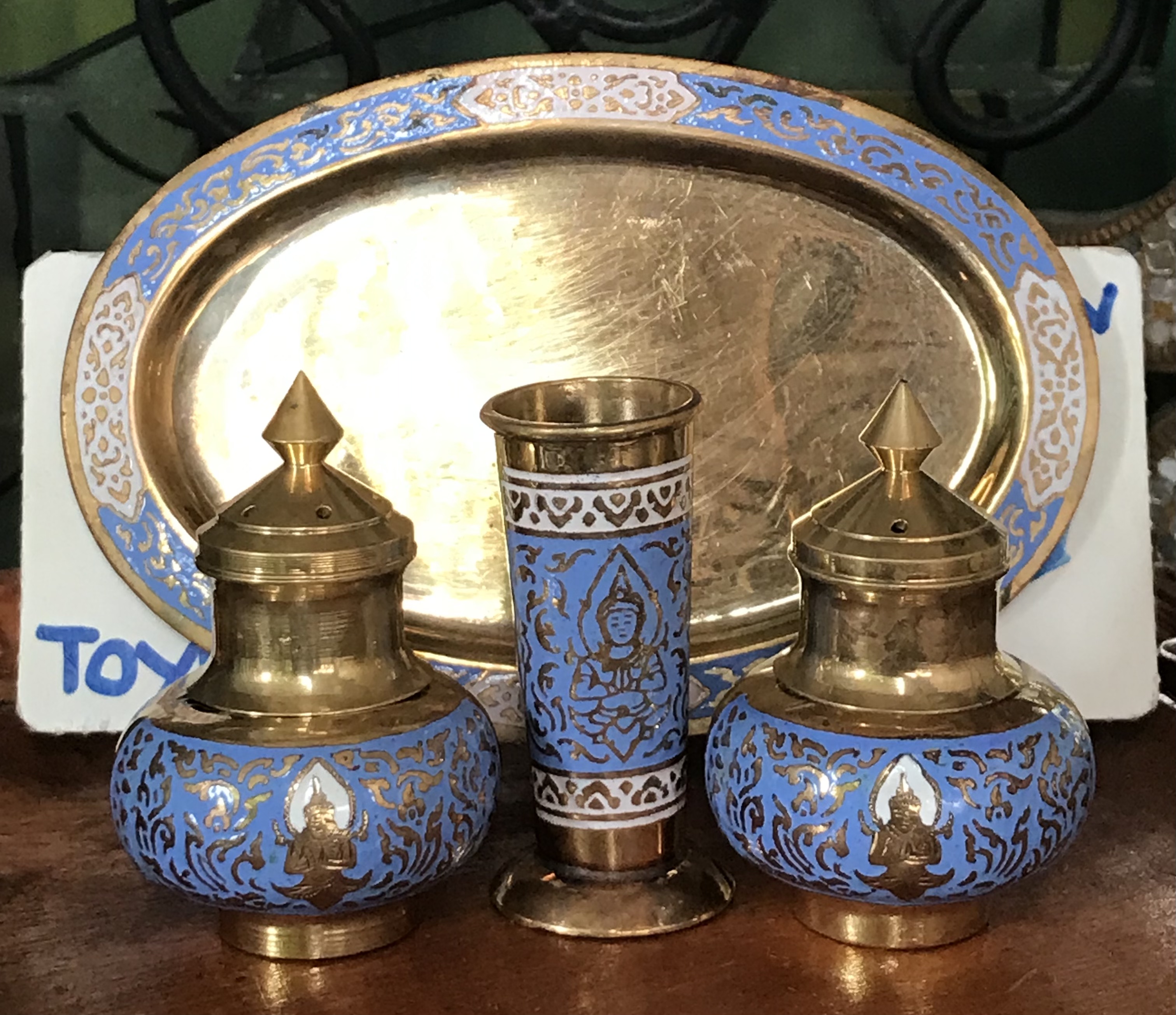 เริ่มต้น 690 บาท ของเก่า ชุดเครื่องปรุงทองเหลืองลงยา ขวดเกลือ ขวดพริกไทย ที่ใส่ไม้จิ้มฟัน พร้อมถาดรอง ลายเทพพนม ลายนางฟ้า