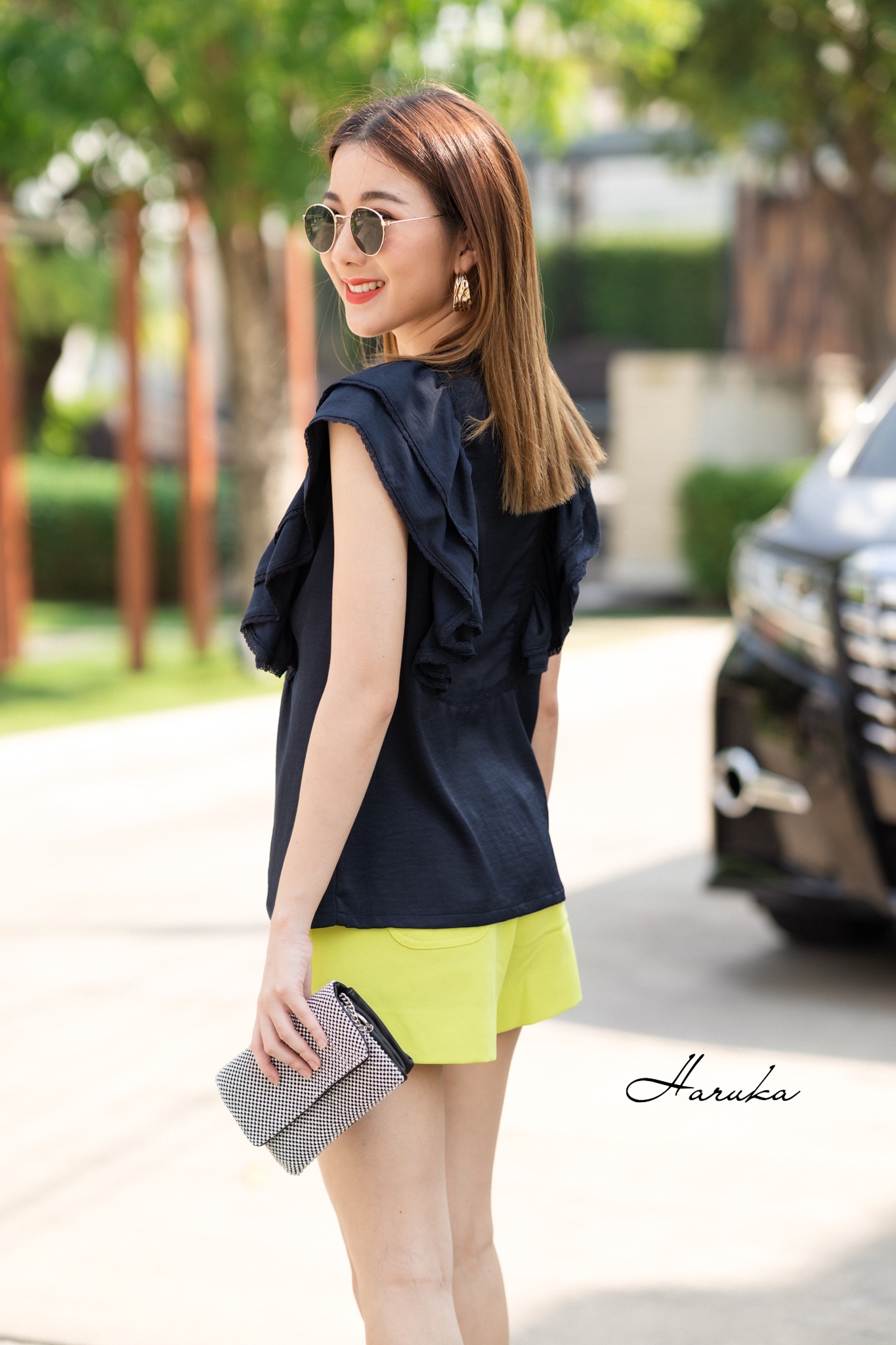 เสื้อคอตตอนผสม silk by HARUKA ผ้ามีความเงาสวยหรู ดีเทล ช่วงอกเย็บตีเกล็ด แซมผ้าลูกไม้เพิ่มความหวาน แขนระบาย 2 ชั้นต่อลูกไม้ เนื้อผ้าเย็นใส่สบาย แบบน่ารักมากค่ะ สีกรม L 40 ความยาวเสื้อ 25 นิ้ว