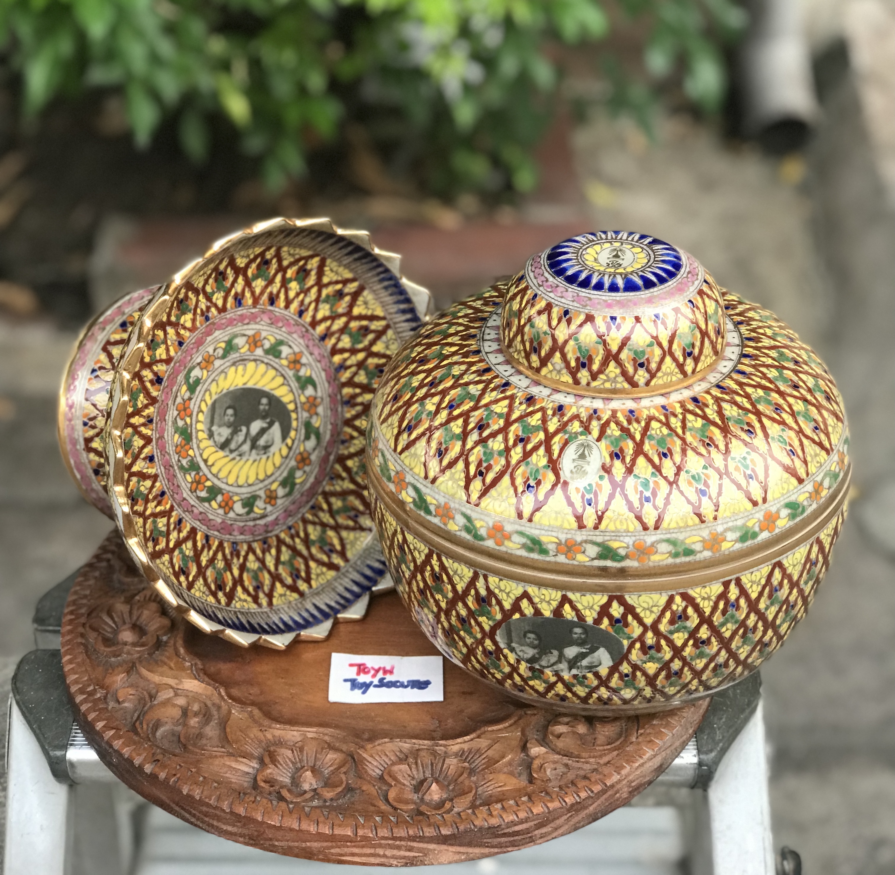 โถน้ำมนต์พร้อมขัน และพานรองลายเบญจรงค์น้ำทอง พระบรมฉายาลักษณ์ ร.5 และพระราชินี และพระปรมาภิไธยย่อ จปร จุฬาลงกรณ์ ปร. สวยสมบูรณ์