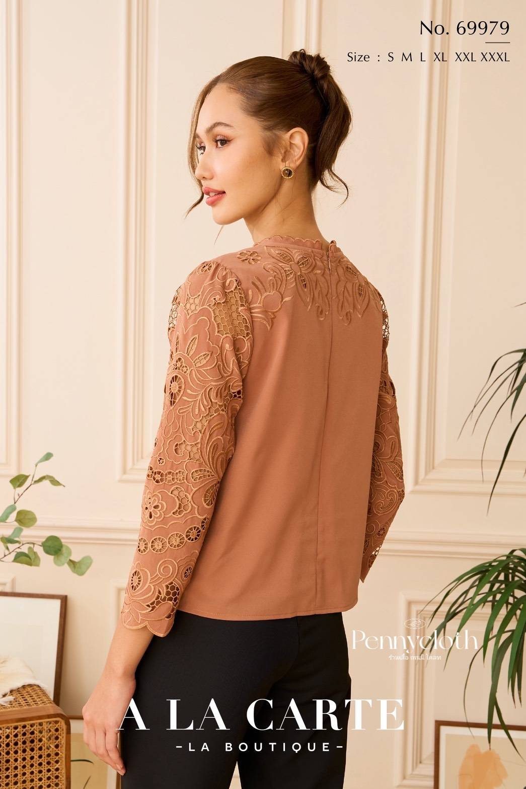 A La Carte รหัส 69979 เสื้อจอร์เจีย งานปักลูกไม้ คอกลม แขนกระบอก มีซับใน ซิปหลัง by PENNY CLOTH