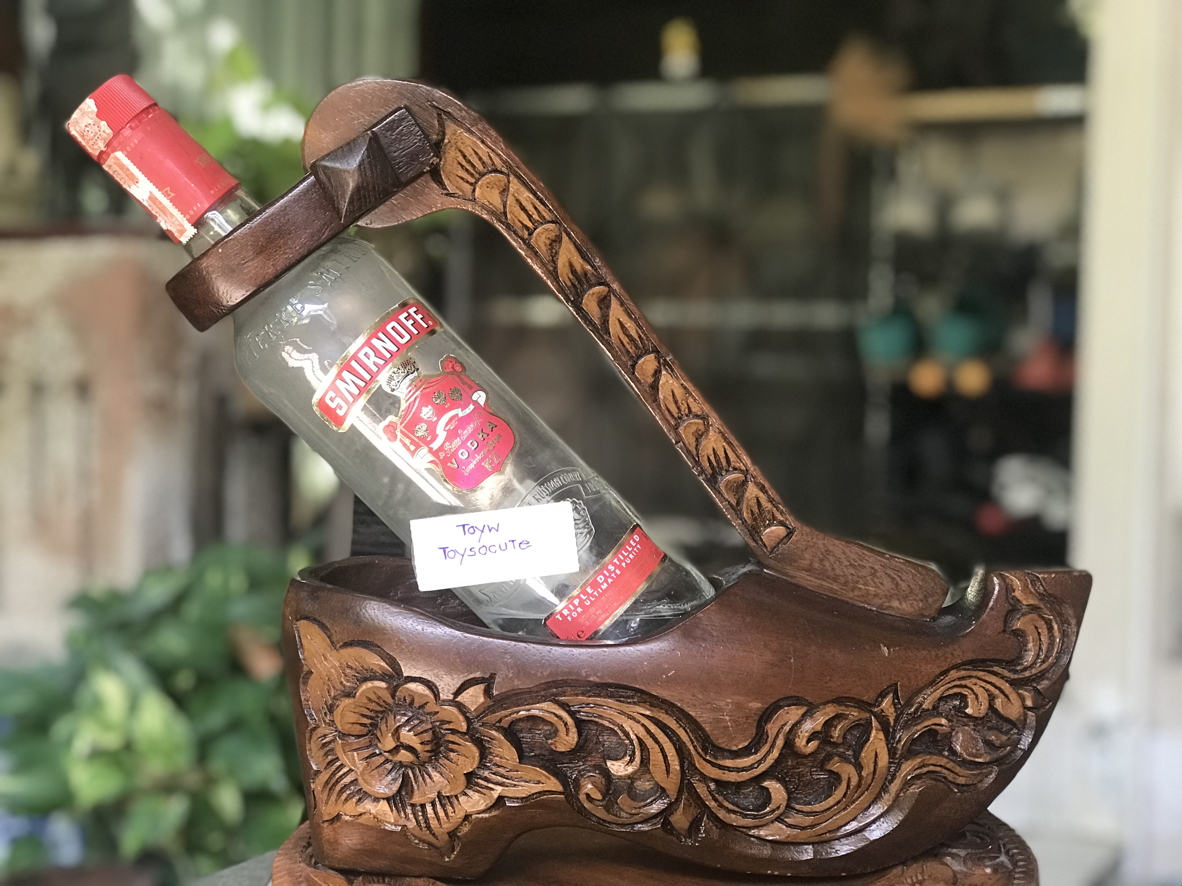 งานเก่า ที่โชว์ขวดเหล้า/ไวน์ รูปรองเท้าที่ใส่ขวดเหล้า ที่วางขวดเหล้า ไม้จริงแกะลาย ขนาดกว้าง 10 ซม ยาว 31 ซม สูง 30 ซม