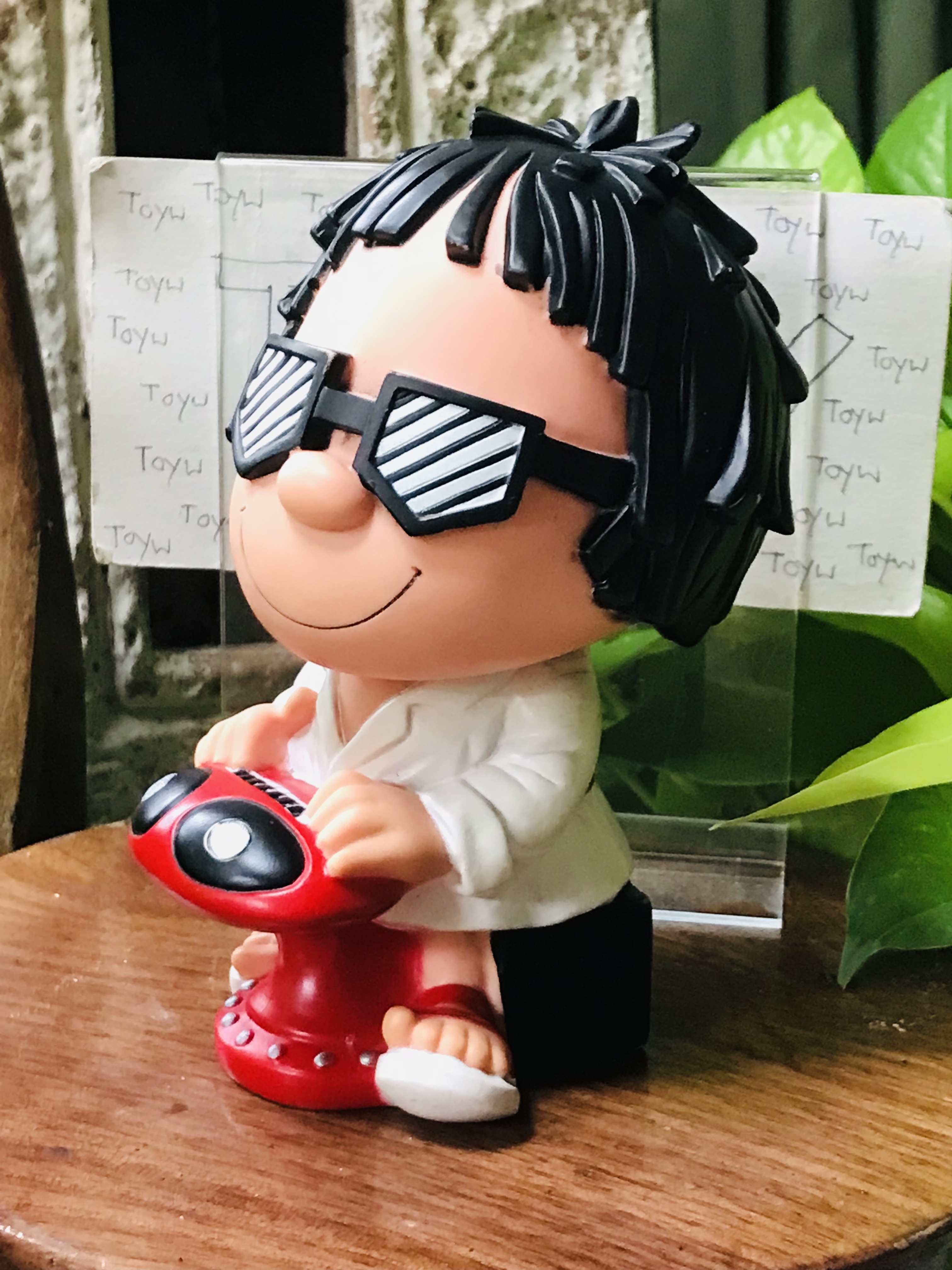 เก็บเก่า กระปุกออมสิน ออมสินโก๋แก่ ตุ๊กตาโมเดลโก๋แก่ Koh Kae 1.ออมสินโก๋แก่นักดนตรี กว้าง 3.8 นิ้ว สูง 7.5 นิ้ว